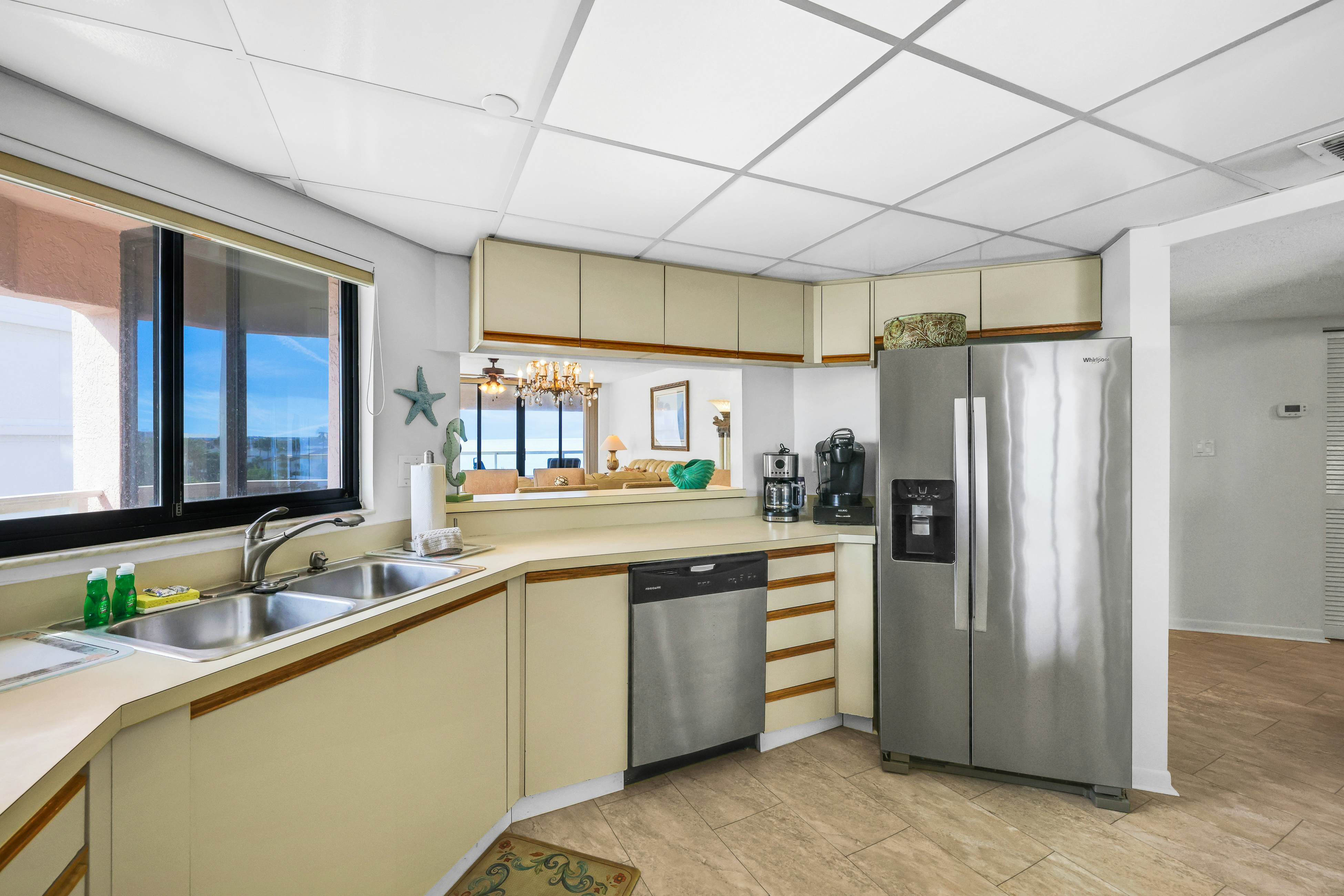 Beachfront condo with multiple balconies, heated pool, gym, hot tub & AC