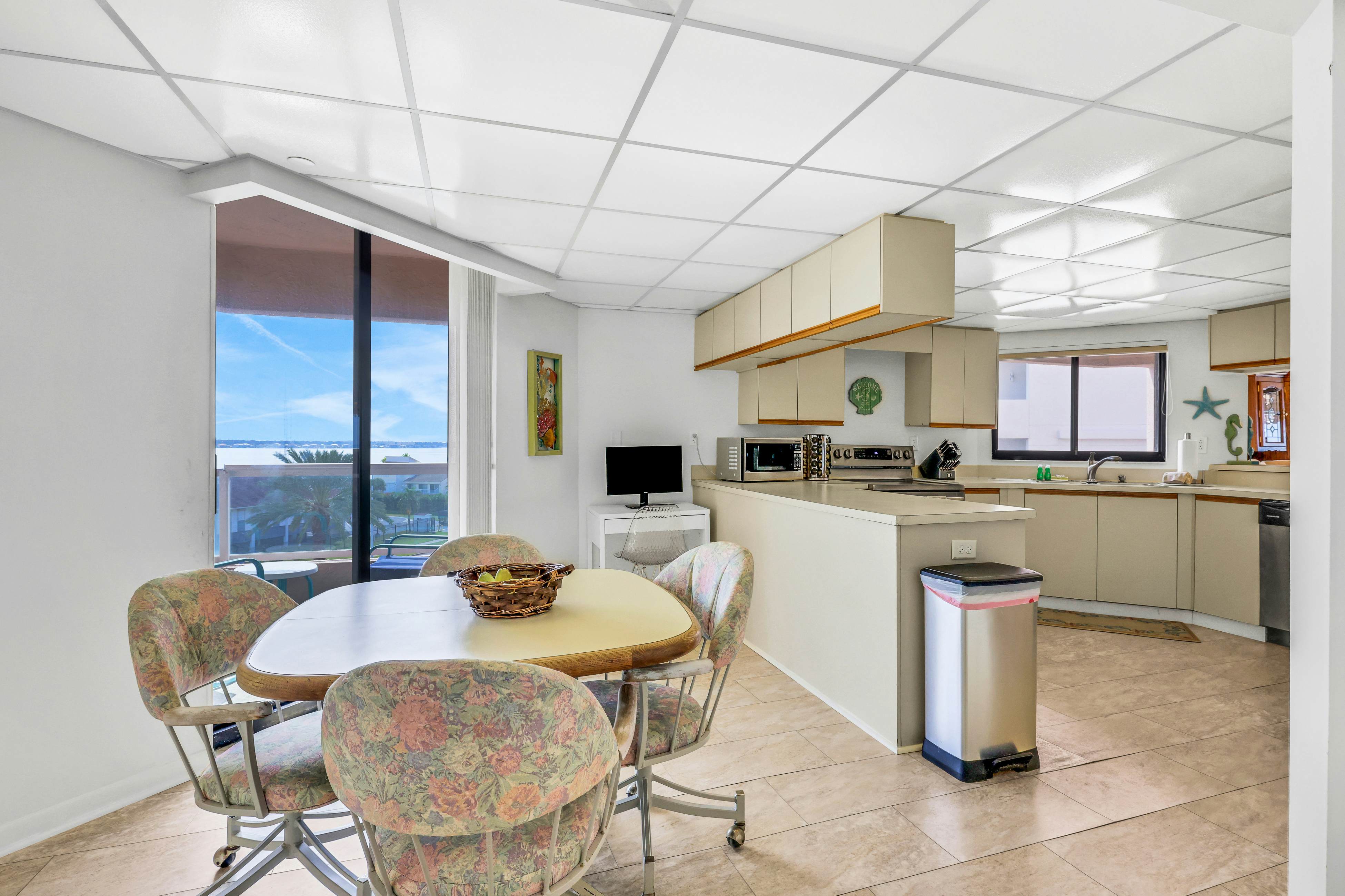 Beachfront condo with multiple balconies, heated pool, gym, hot tub & AC