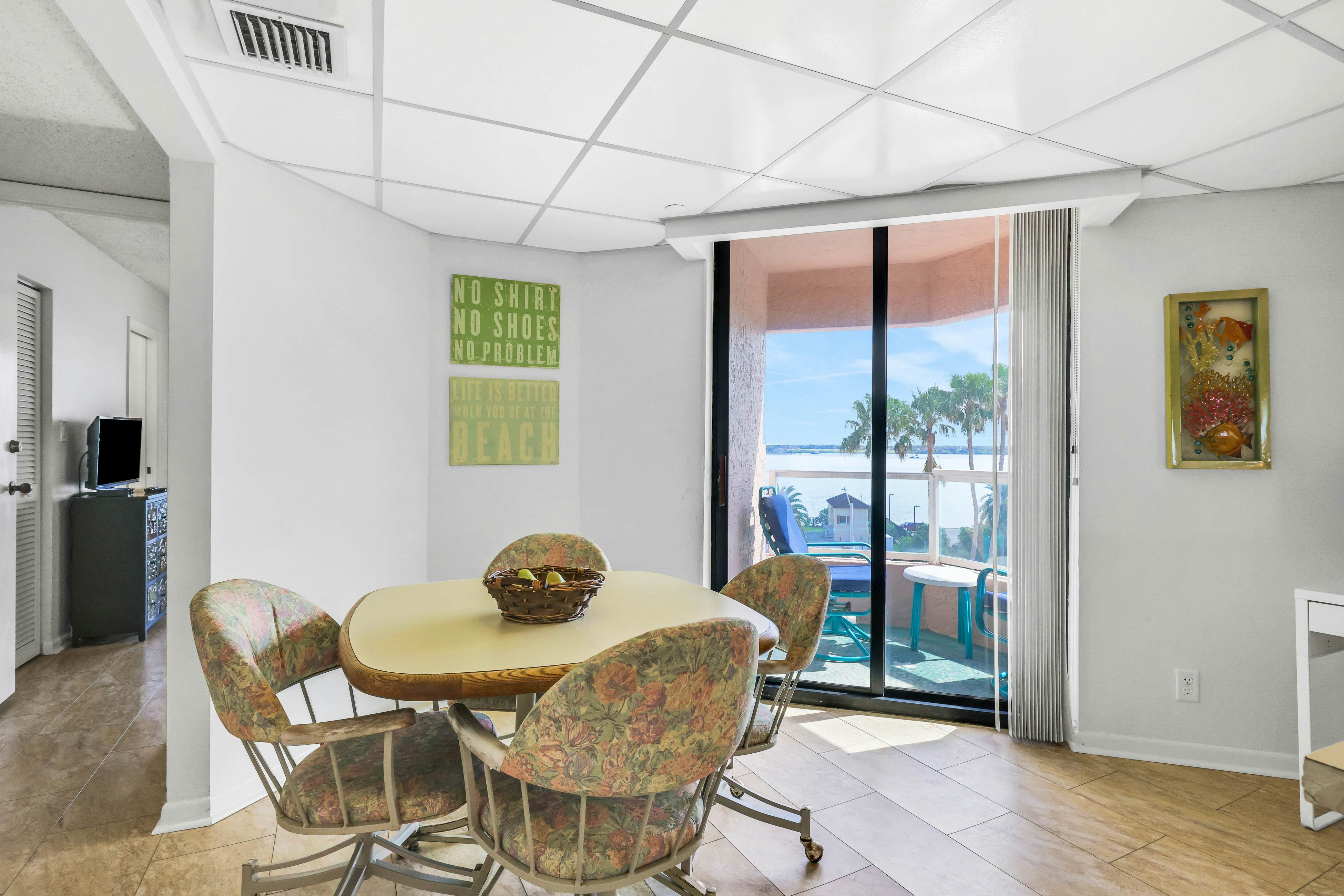 Beachfront condo with multiple balconies, heated pool, gym, hot tub & AC