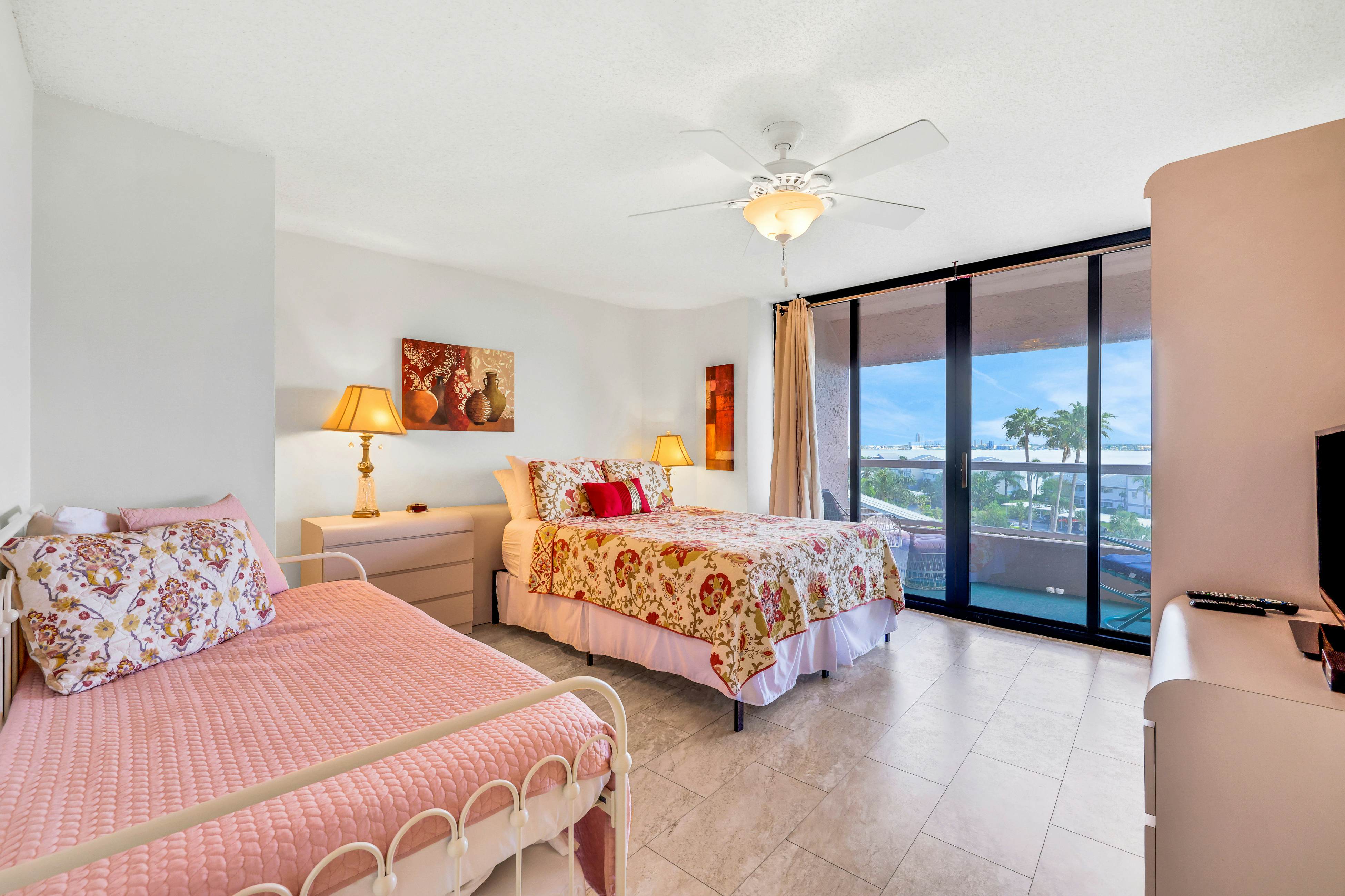 Beachfront condo with multiple balconies, heated pool, gym, hot tub & AC