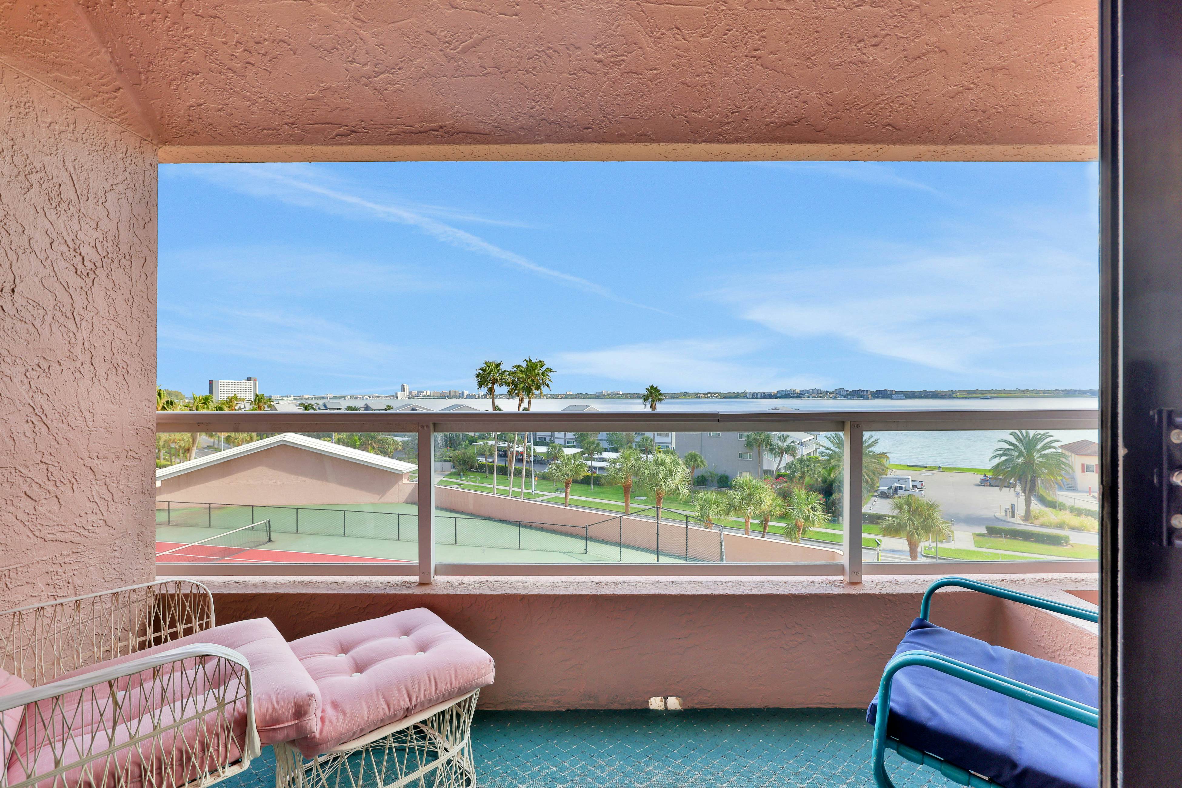 Beachfront condo with multiple balconies, heated pool, gym, hot tub & AC