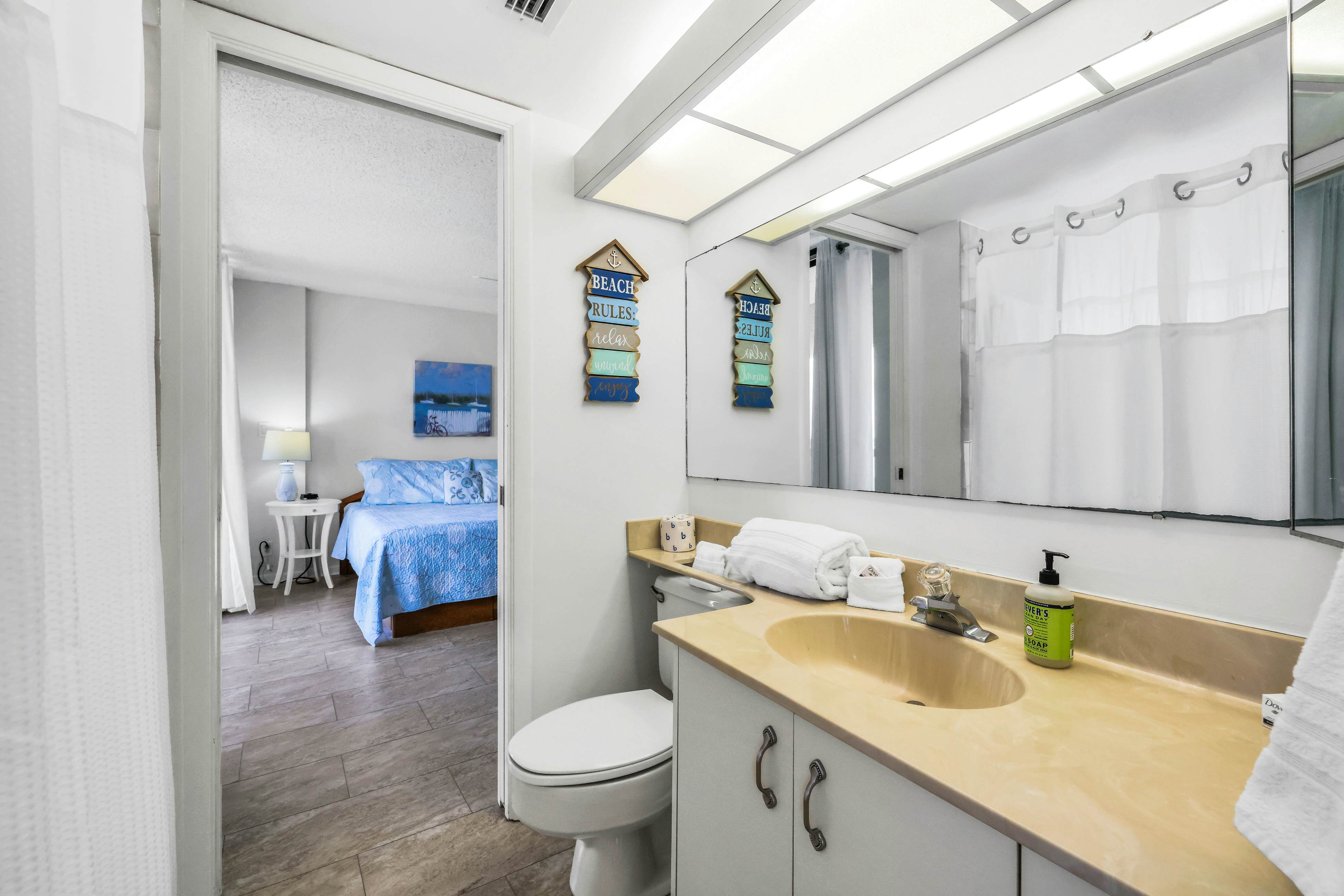 Beachfront condo with multiple balconies, heated pool, gym, hot tub & AC