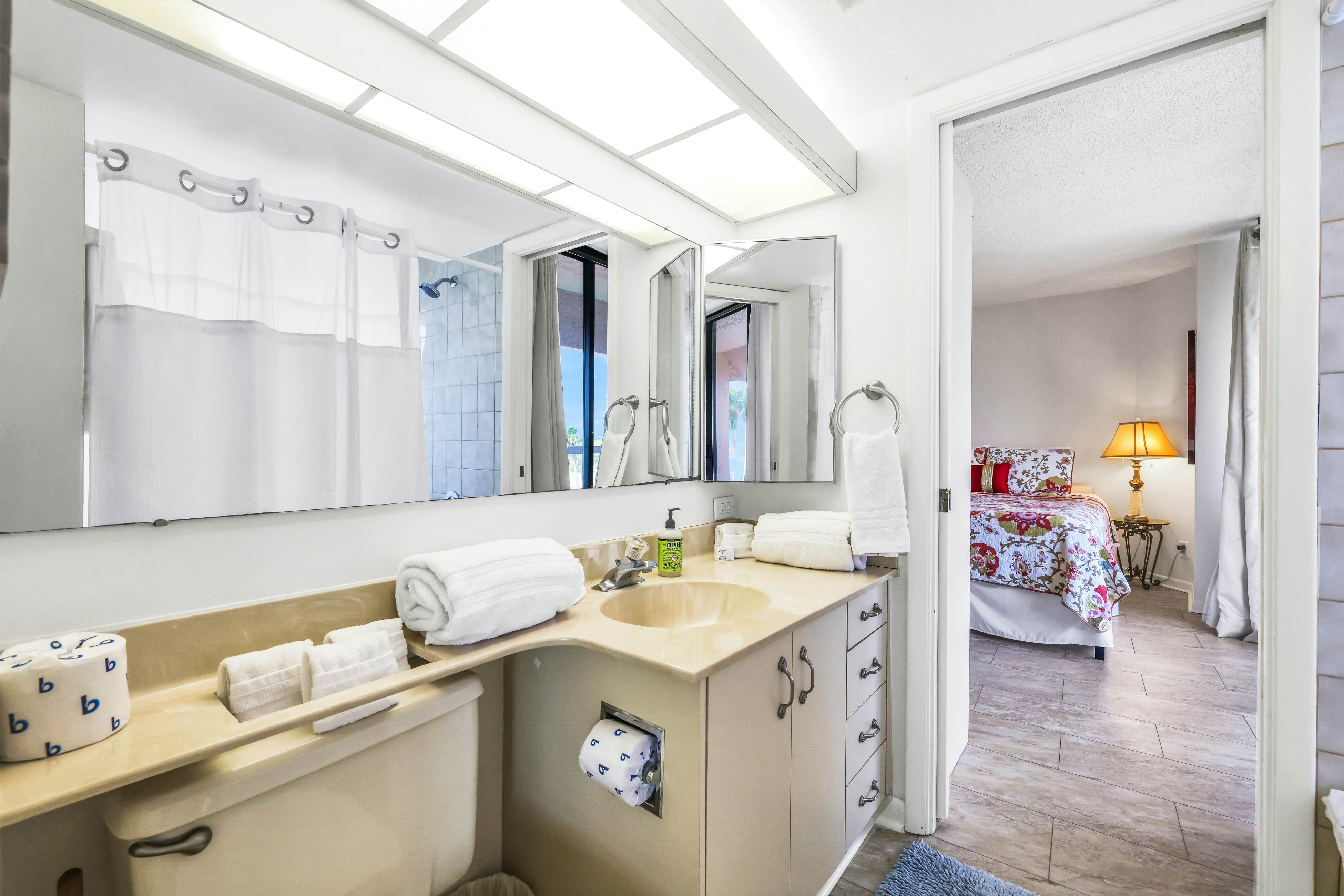 Beachfront condo with multiple balconies, heated pool, gym, hot tub & AC