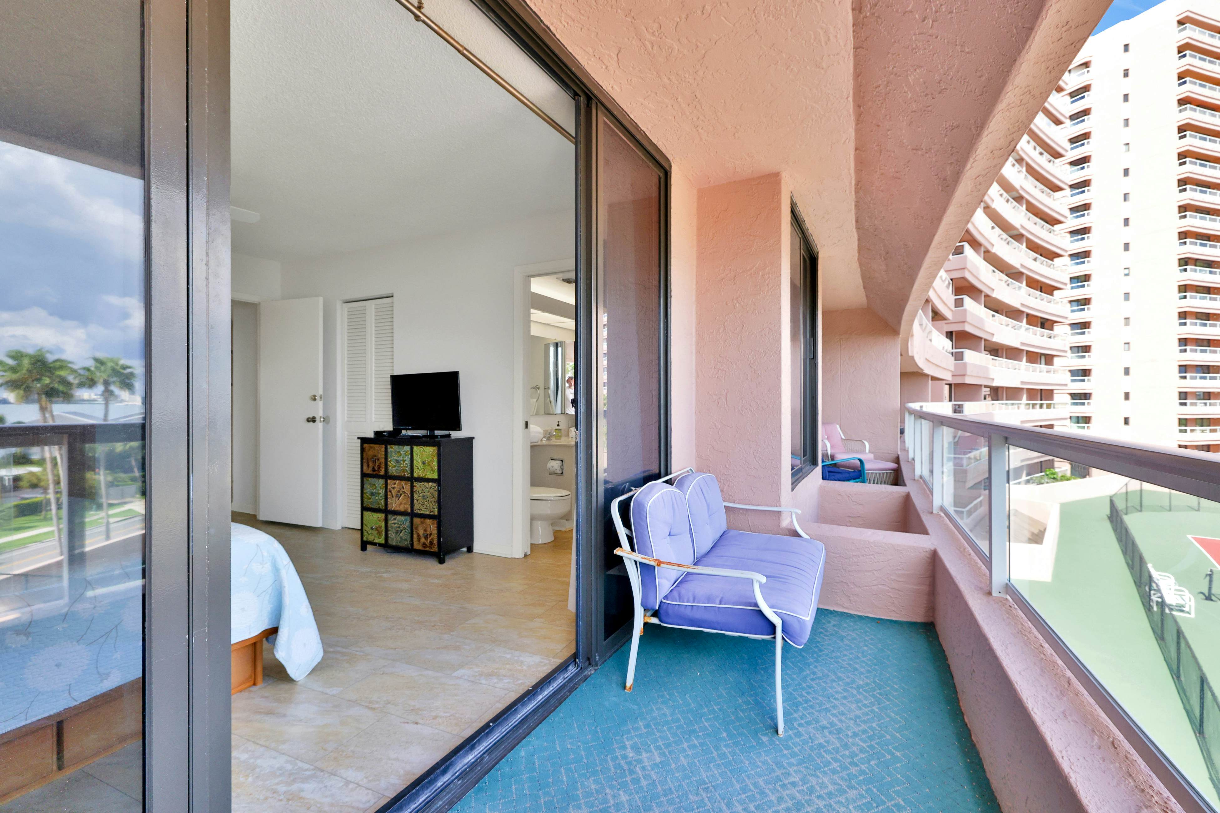 Beachfront condo with multiple balconies, heated pool, gym, hot tub & AC