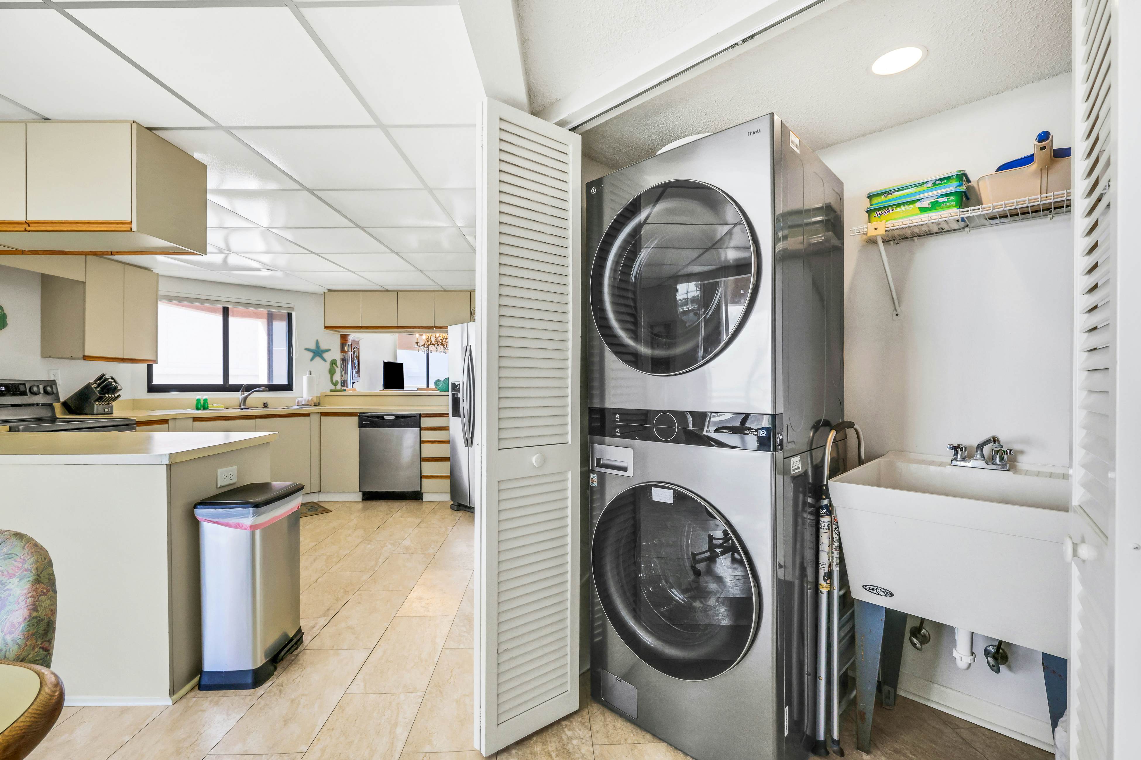 Beachfront condo with multiple balconies, heated pool, gym, hot tub & AC