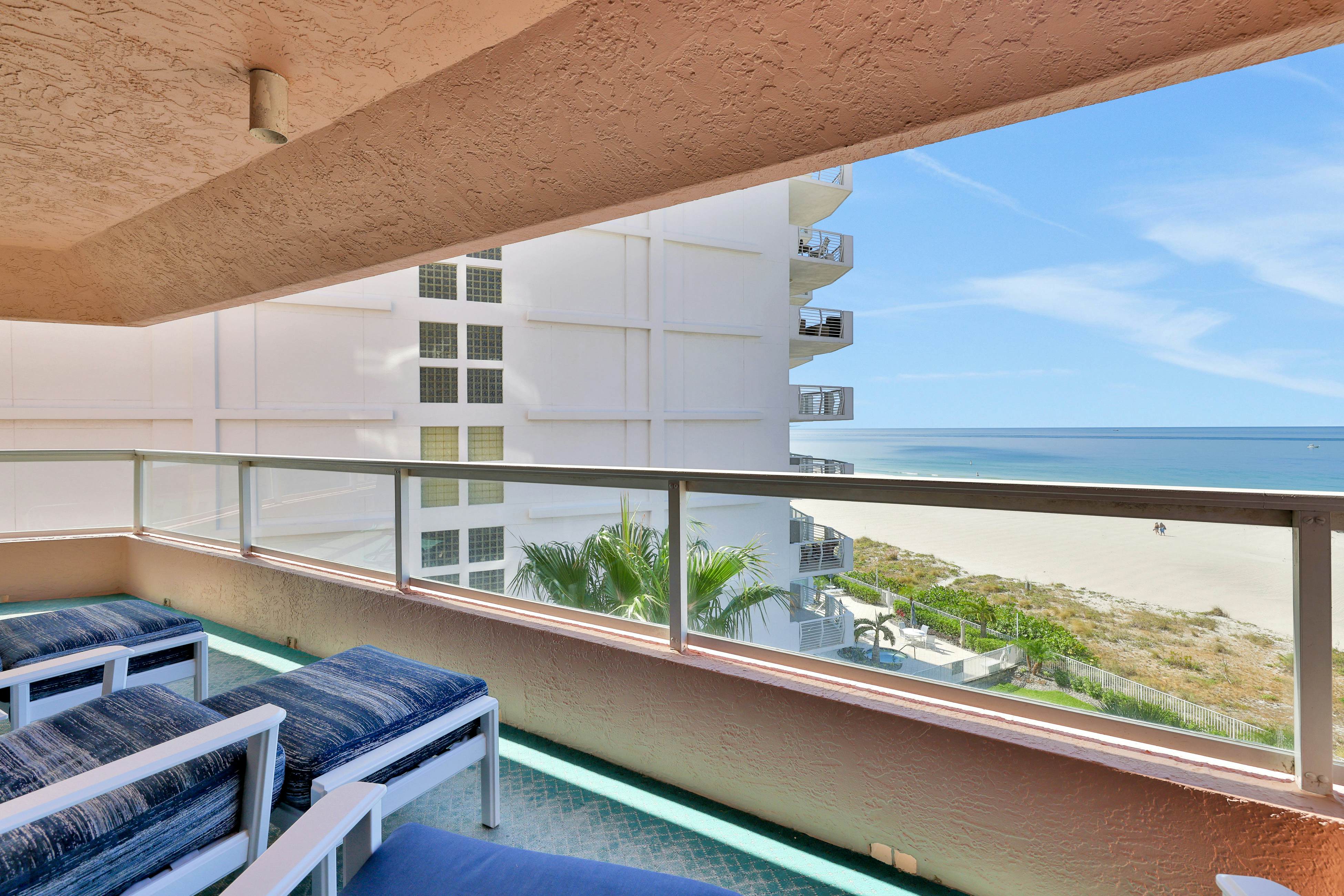 Beachfront condo with multiple balconies, heated pool, gym, hot tub & AC