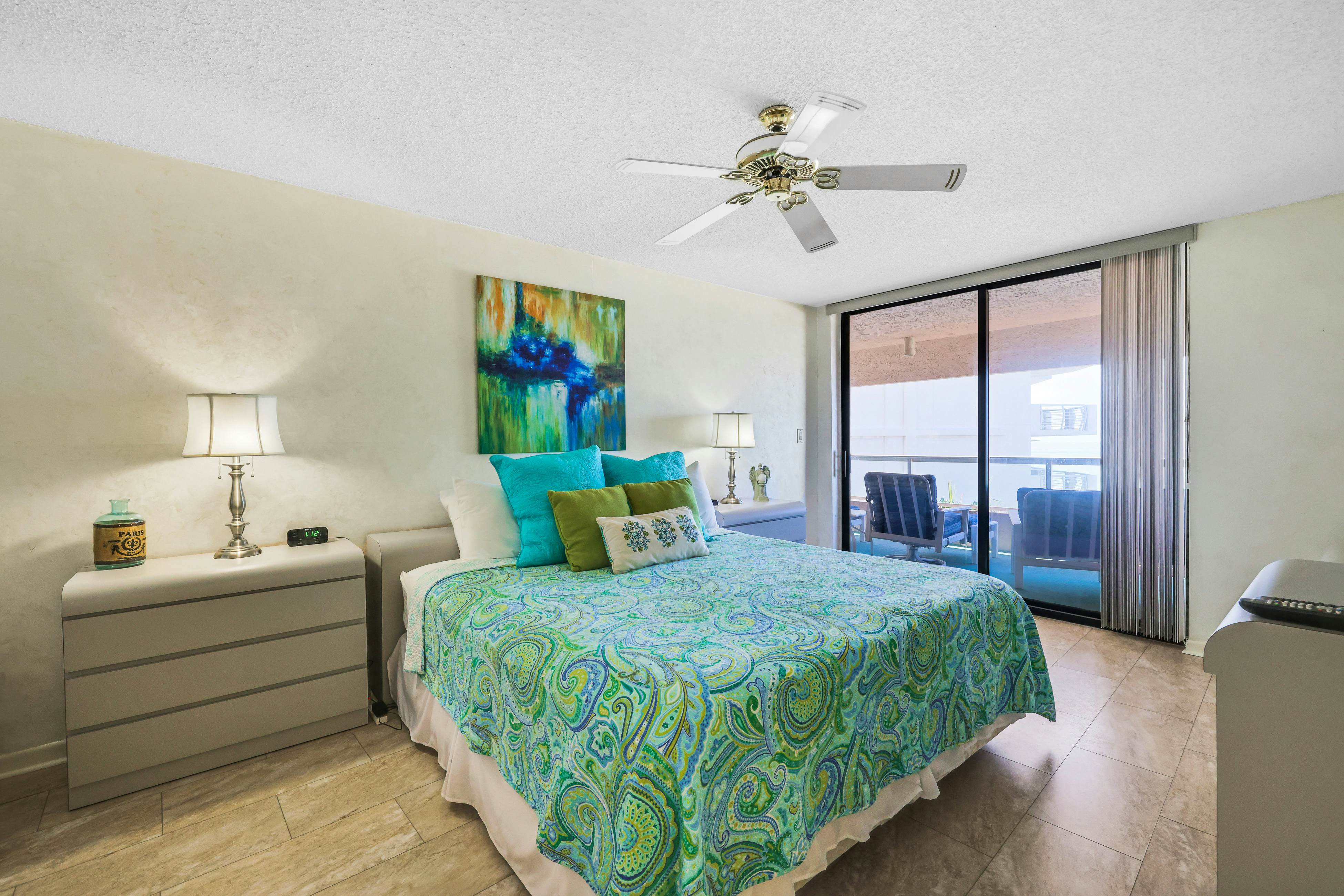 Beachfront condo with multiple balconies, heated pool, gym, hot tub & AC