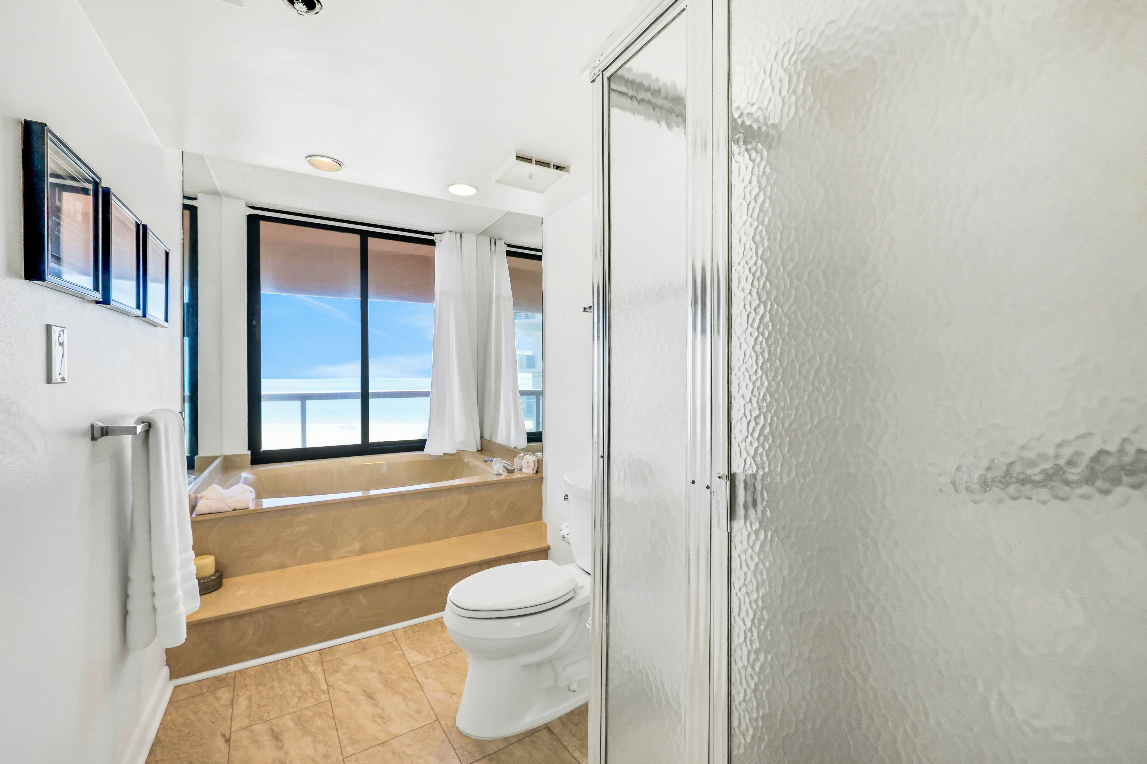 Beachfront condo with multiple balconies, heated pool, gym, hot tub & AC