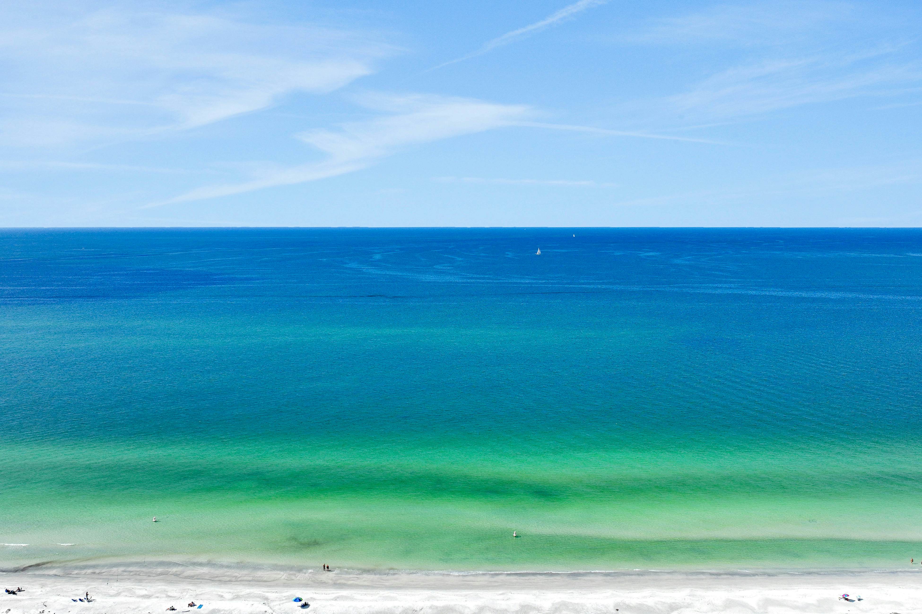 Beachfront condo with multiple balconies, heated pool, gym, hot tub & AC