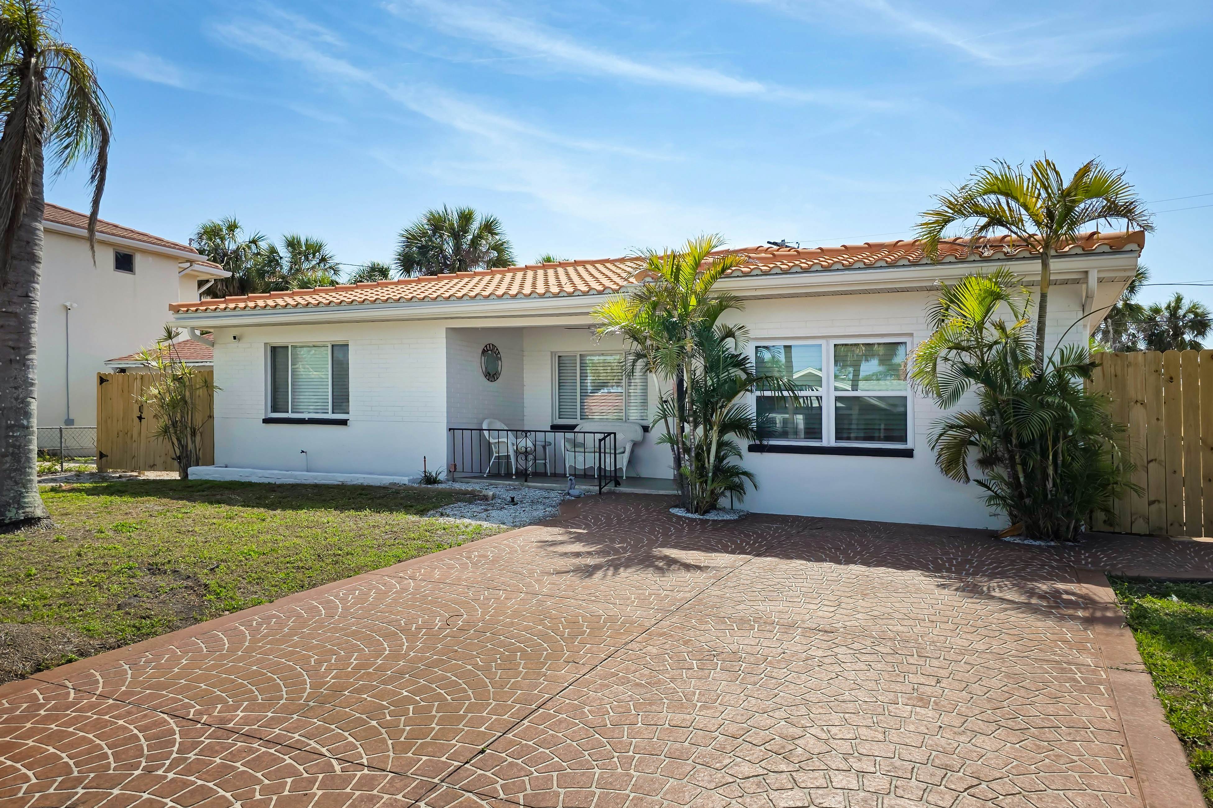 Fully-renovated home with furnished patio, washer/dryer, AC - walk to the beach