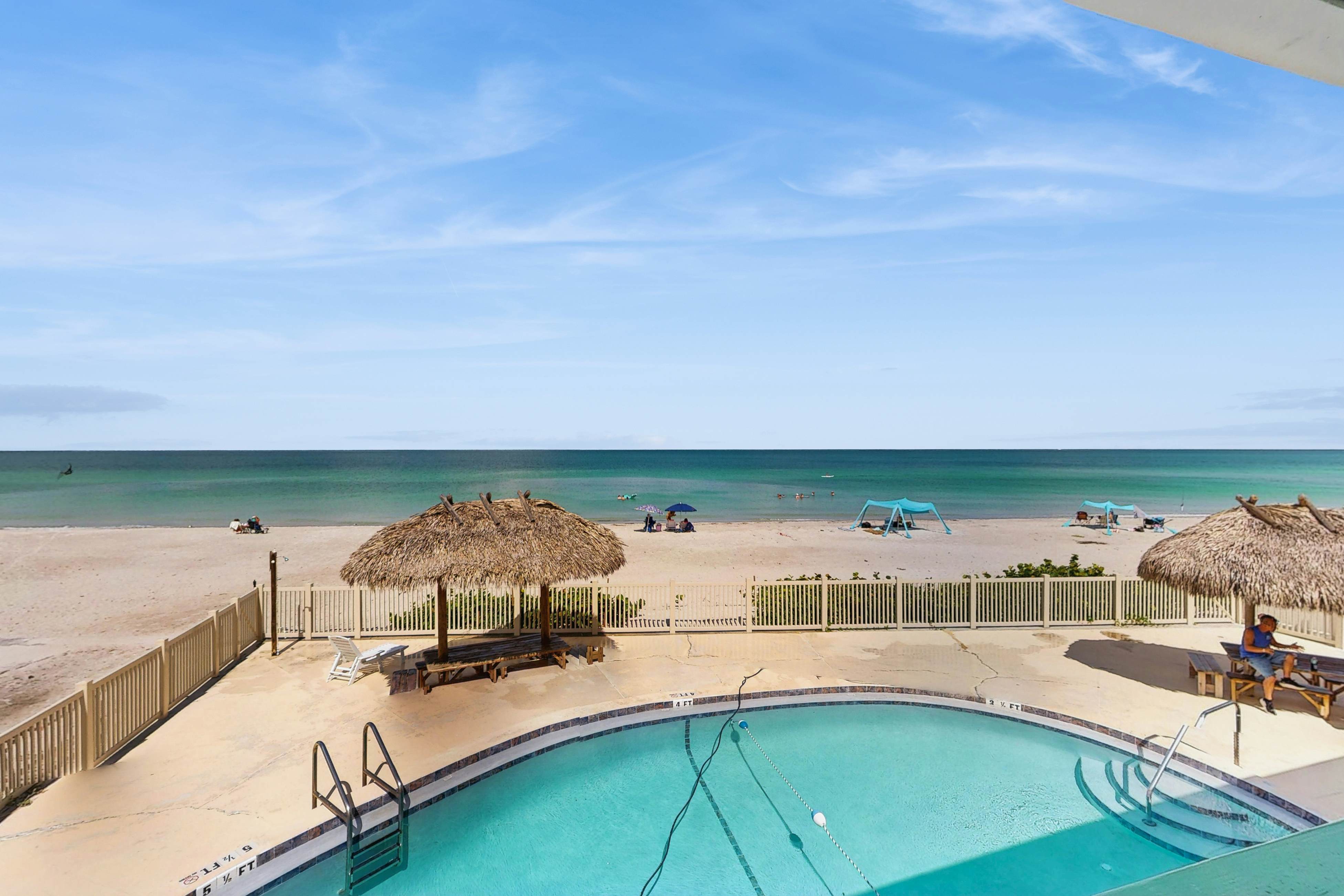Charming Gulf front condo with views of Belleair Beach, outdoor pool, central AC