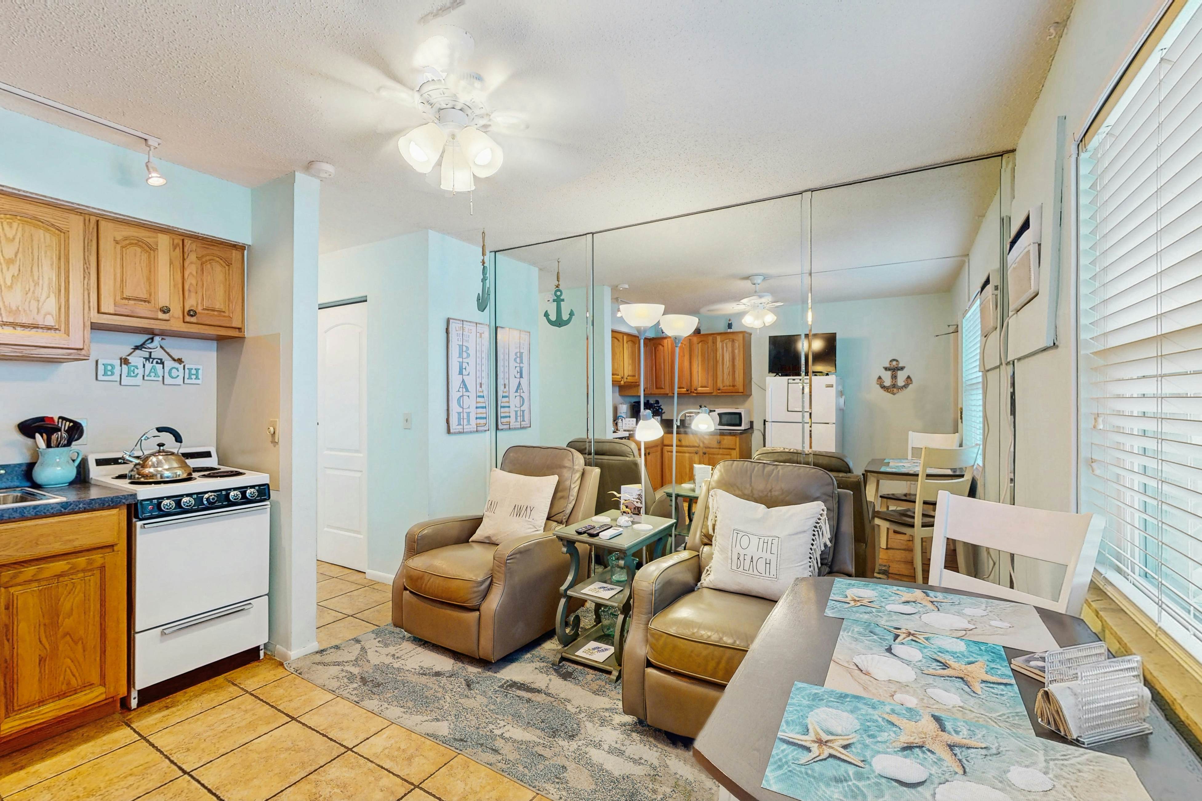 Charming Gulf front condo with views of Belleair Beach, outdoor pool, central AC