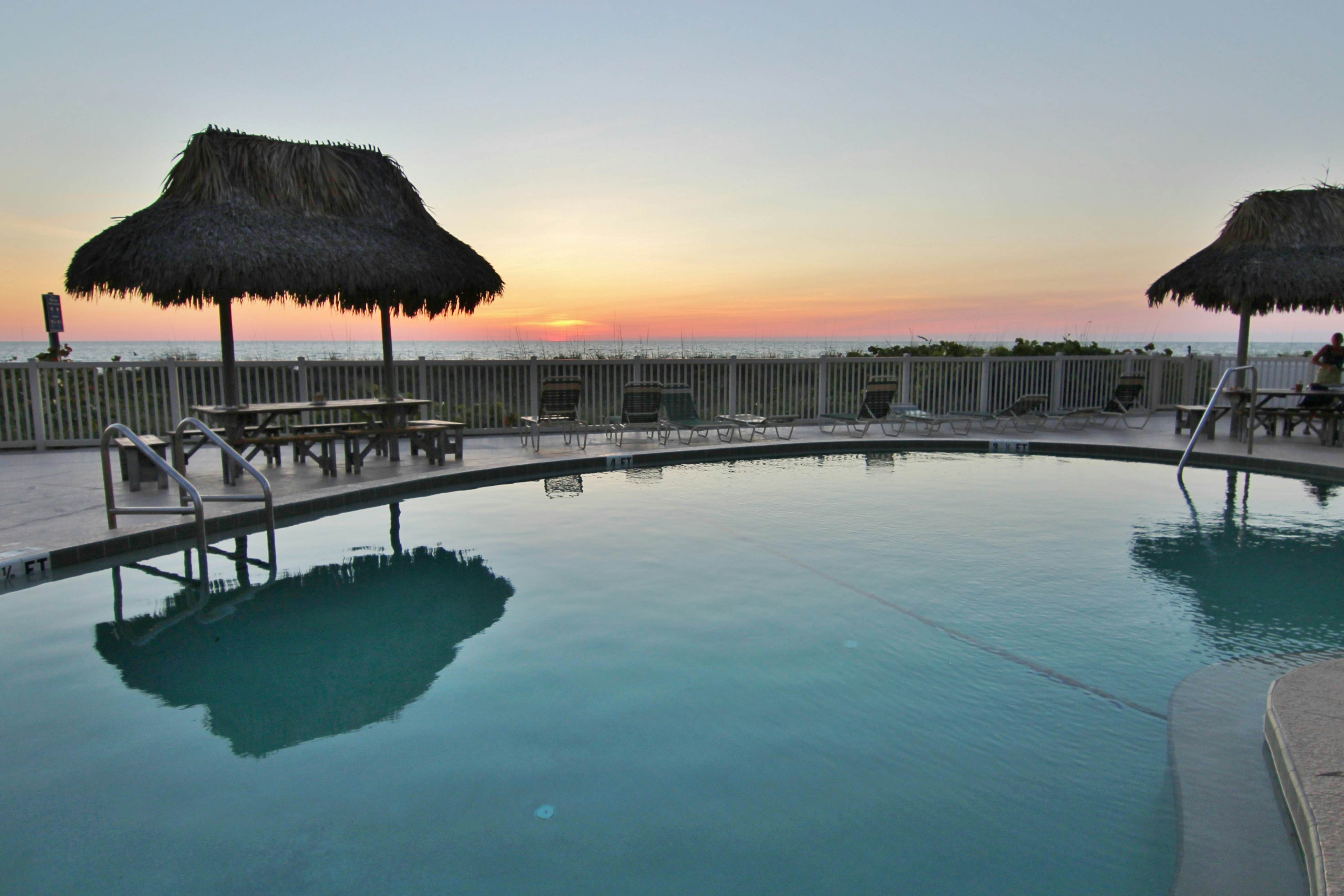 Charming Gulf front condo with views of Belleair Beach, outdoor pool, central AC