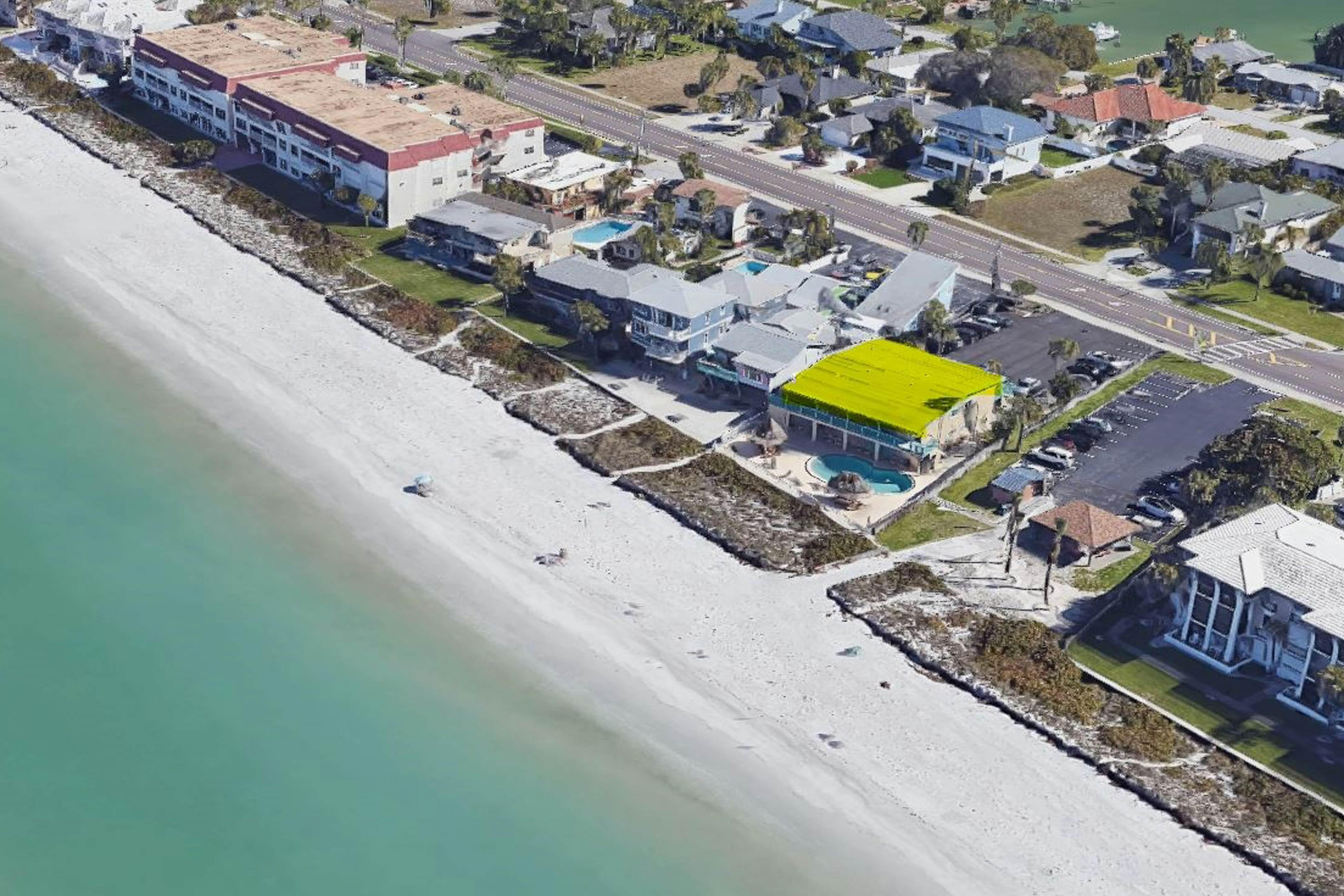 Charming Gulf front condo with views of Belleair Beach, outdoor pool, central AC