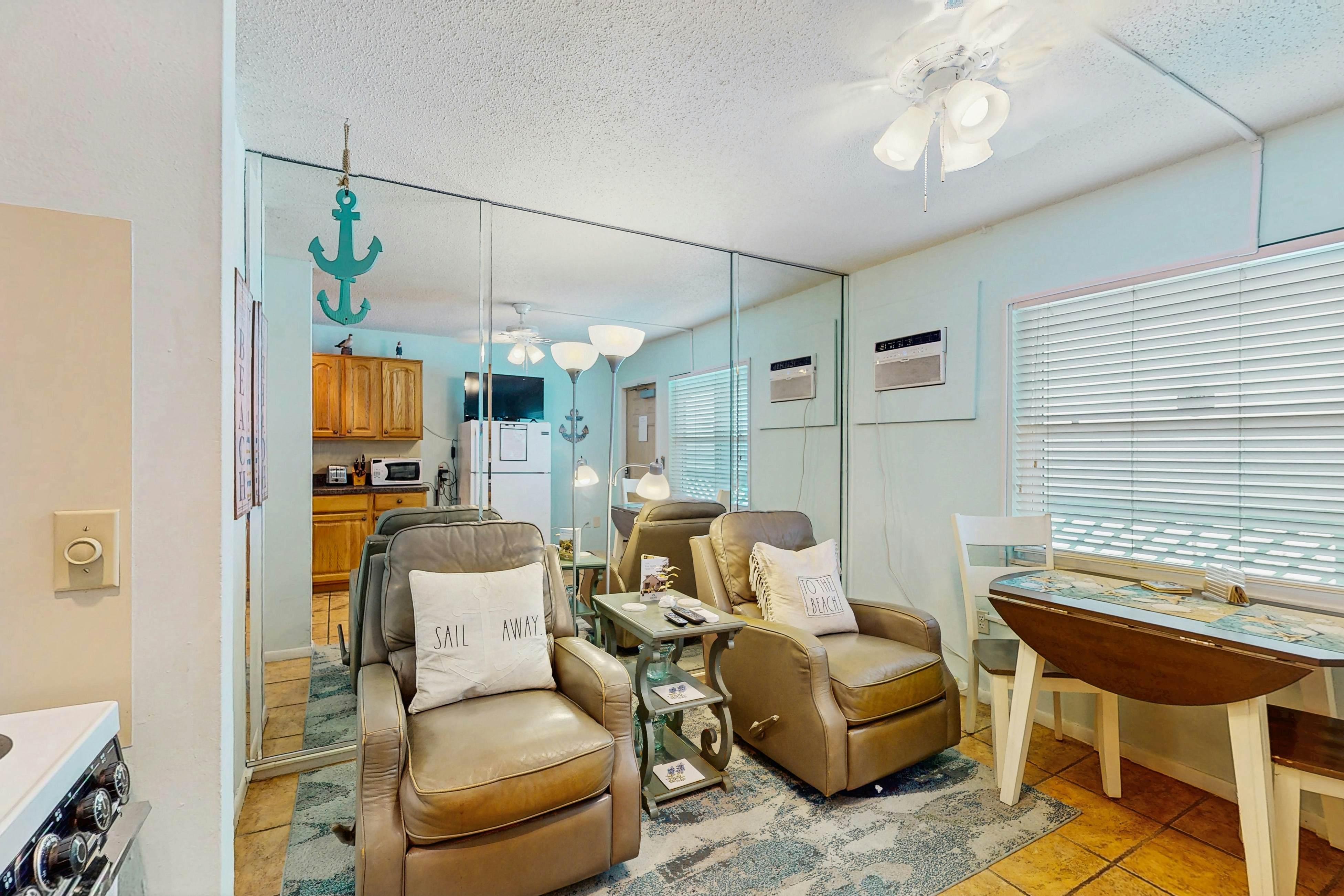 Charming Gulf front condo with views of Belleair Beach, outdoor pool, central AC