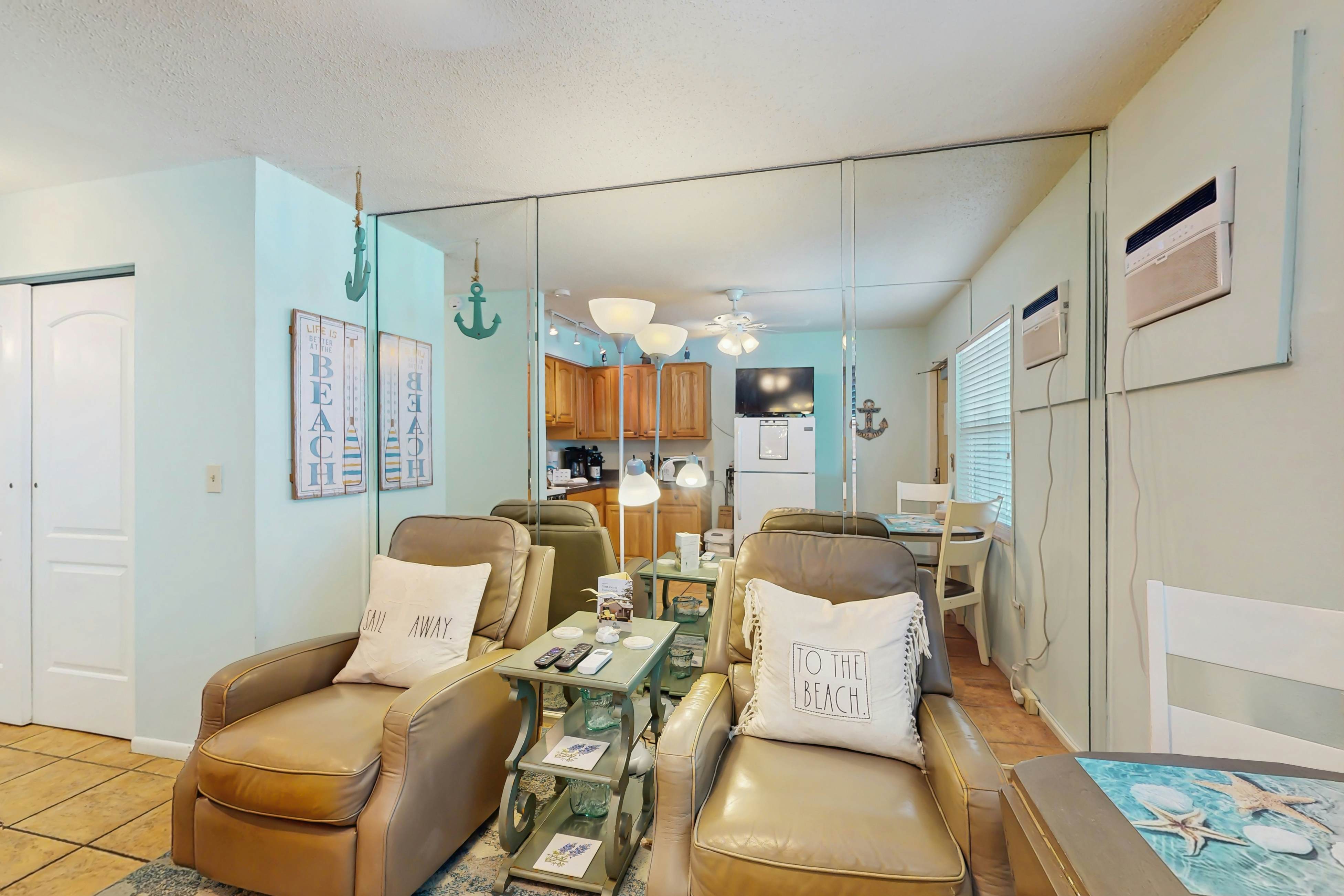 Charming Gulf front condo with views of Belleair Beach, outdoor pool, central AC