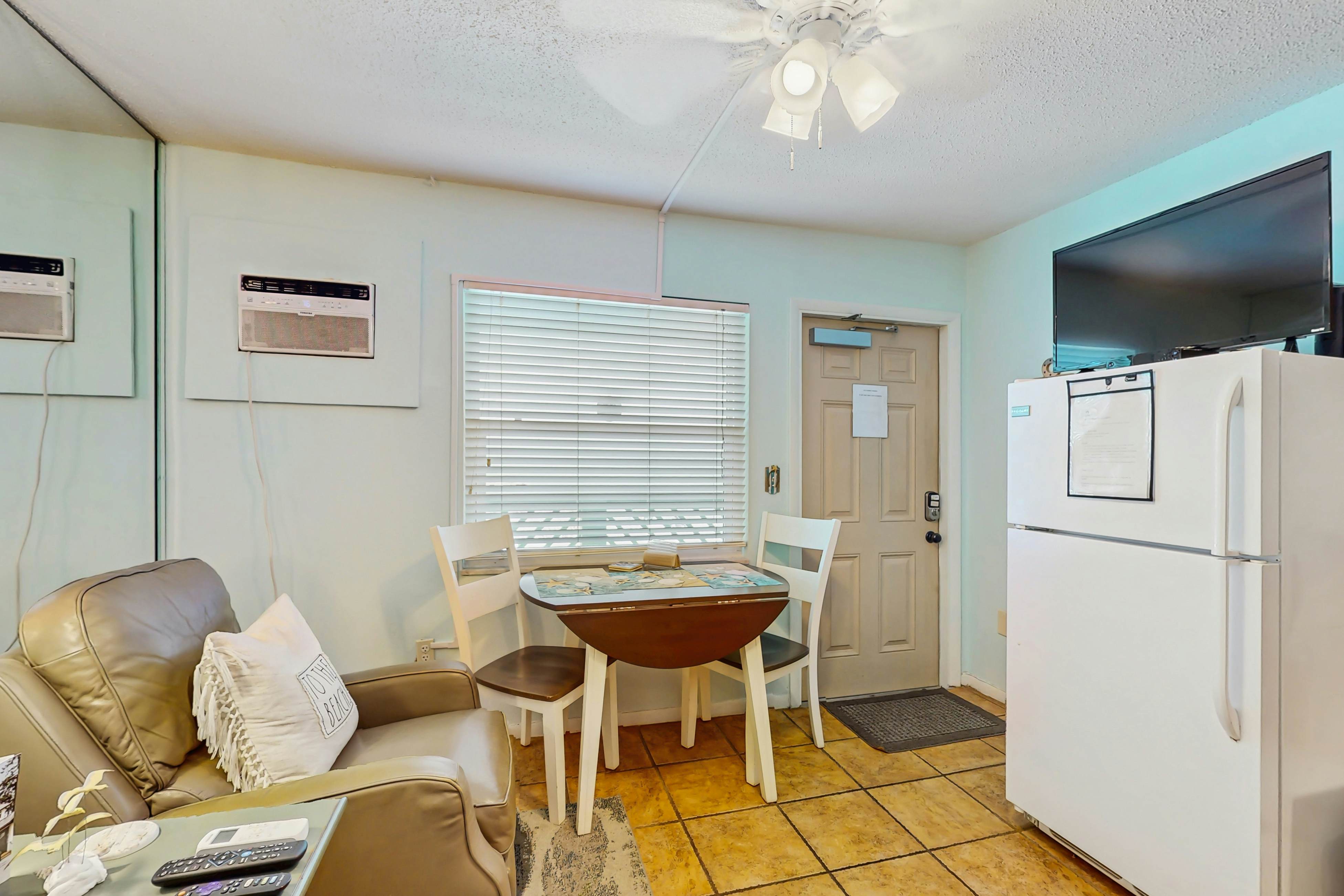 Charming Gulf front condo with views of Belleair Beach, outdoor pool, central AC