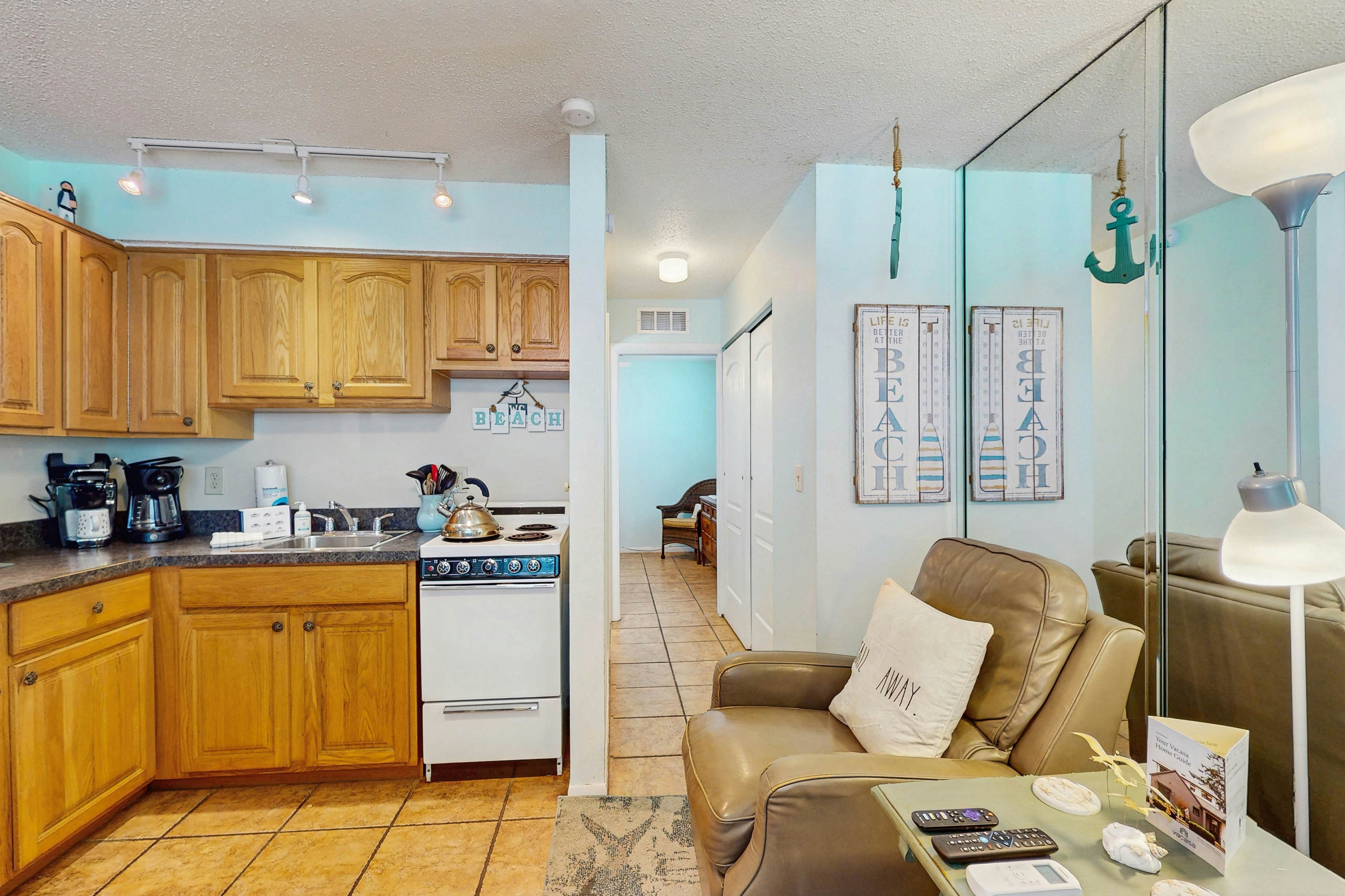 Charming Gulf front condo with views of Belleair Beach, outdoor pool, central AC
