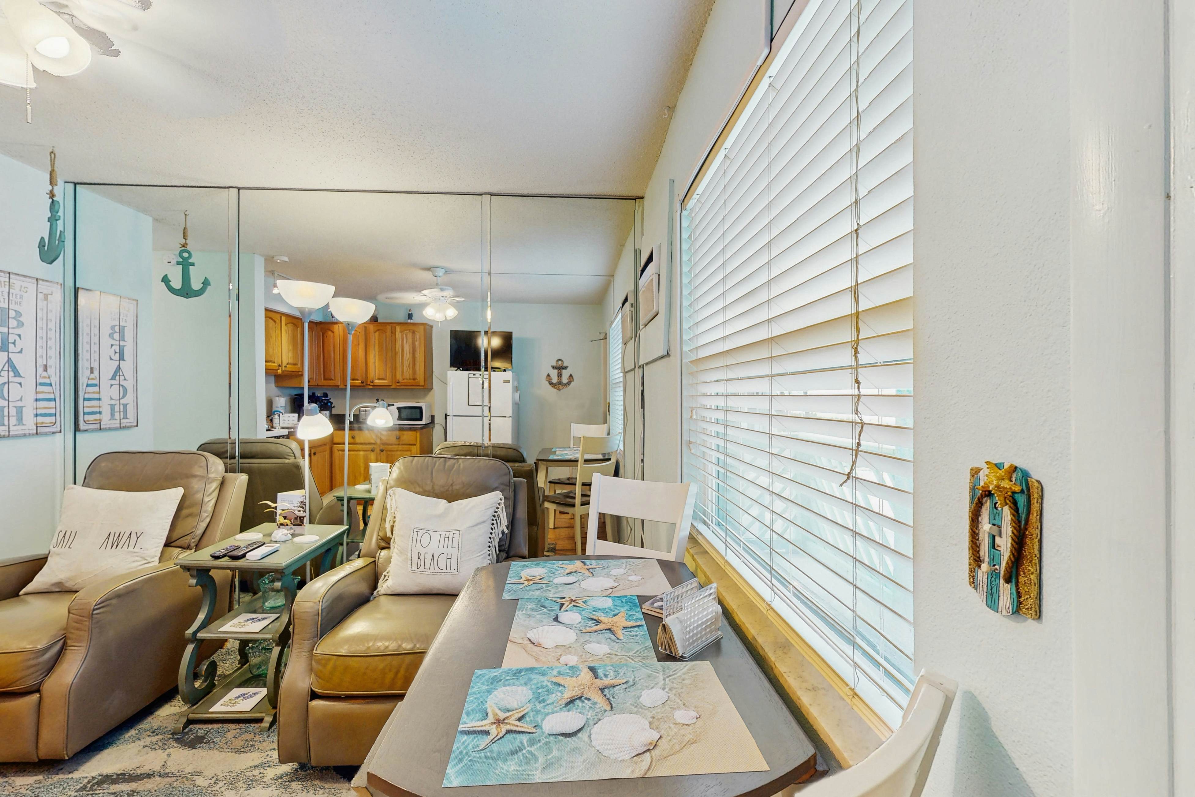 Charming Gulf front condo with views of Belleair Beach, outdoor pool, central AC