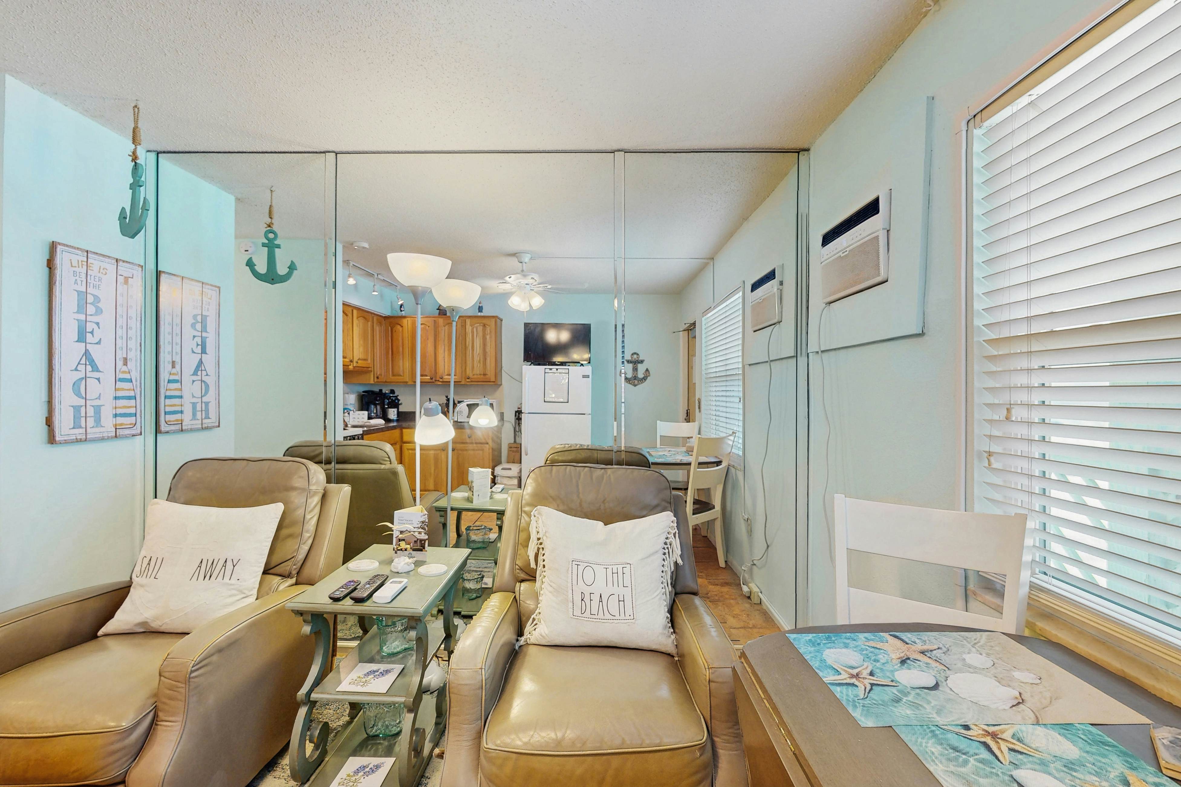 Charming Gulf front condo with views of Belleair Beach, outdoor pool, central AC