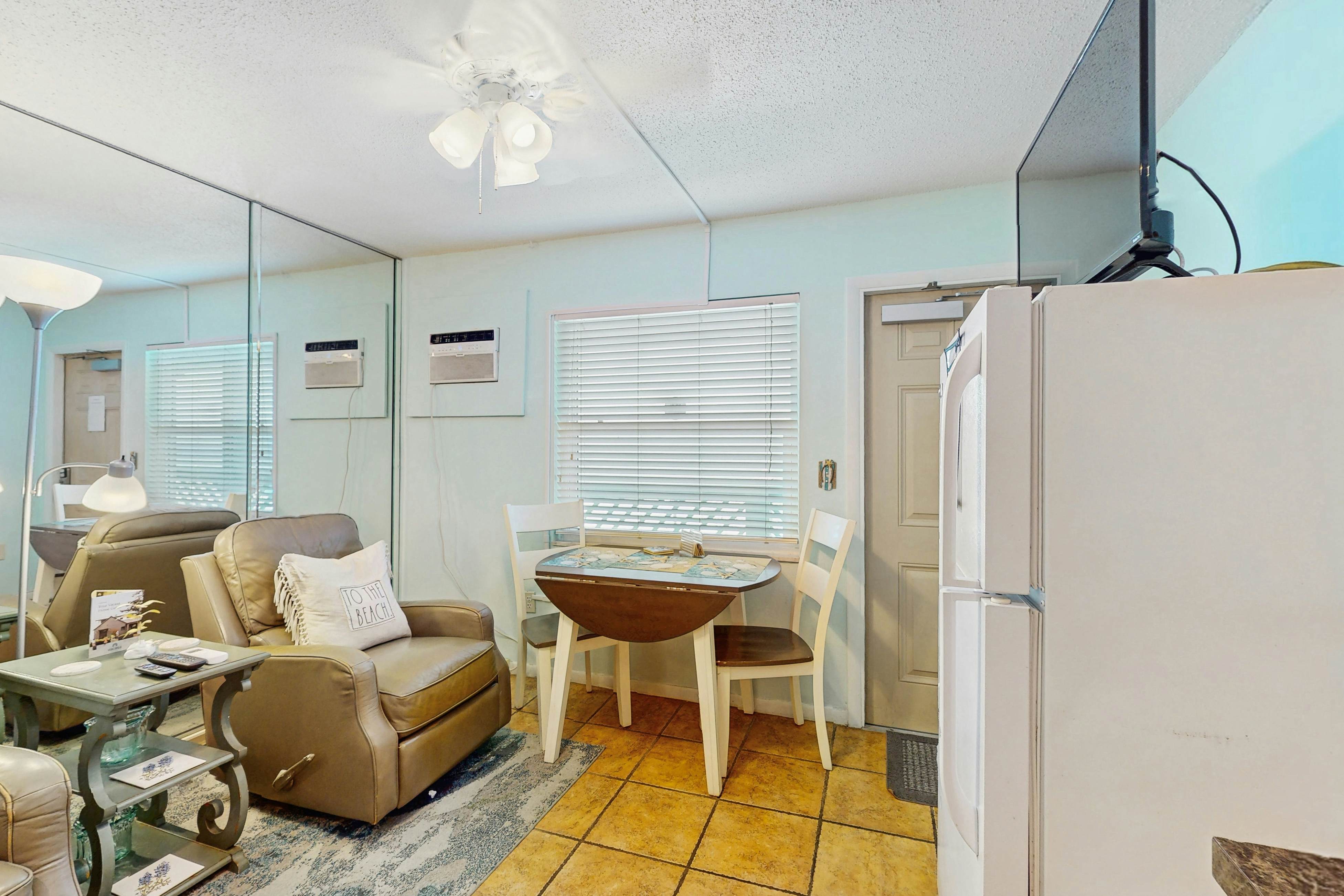 Charming Gulf front condo with views of Belleair Beach, outdoor pool, central AC