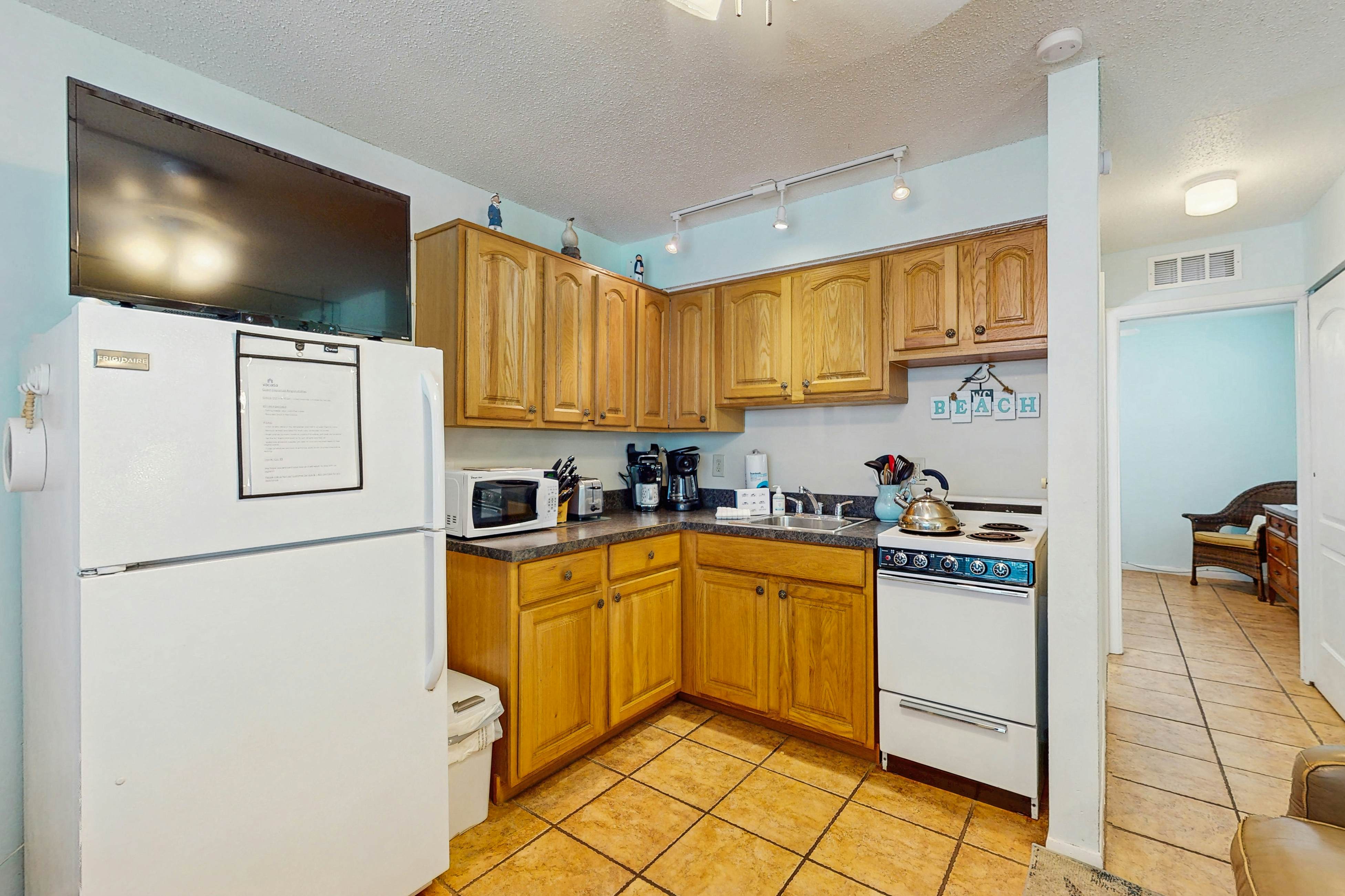 Charming Gulf front condo with views of Belleair Beach, outdoor pool, central AC