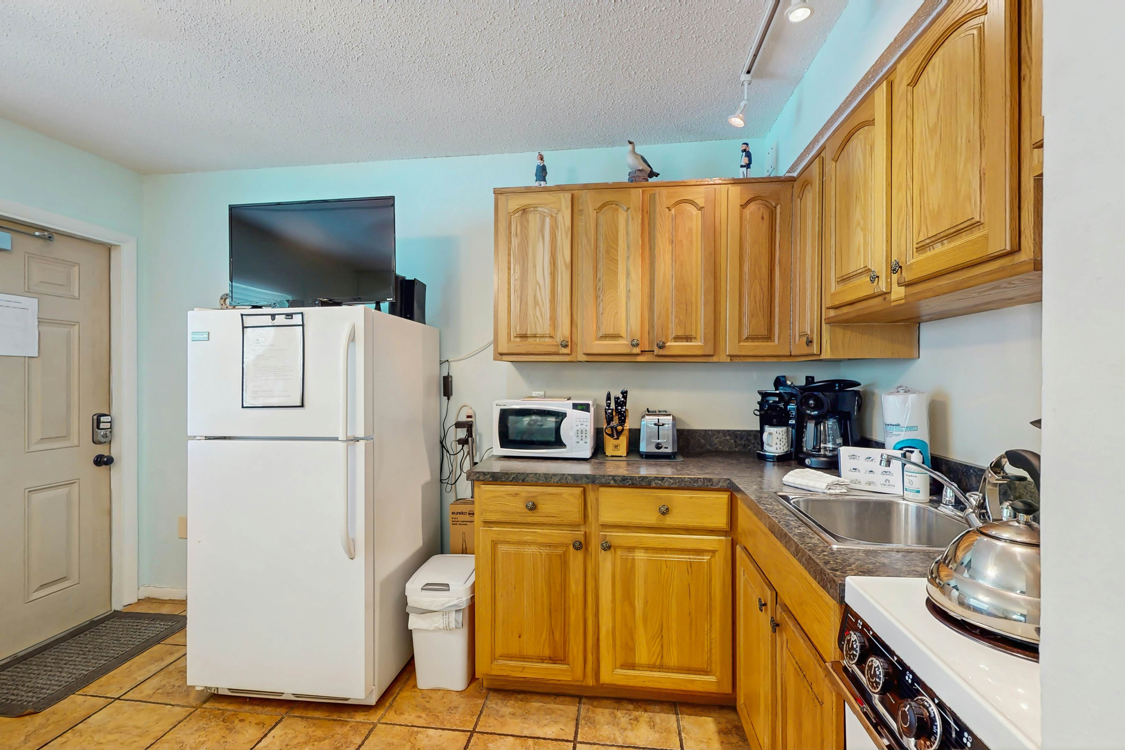 Charming Gulf front condo with views of Belleair Beach, outdoor pool, central AC