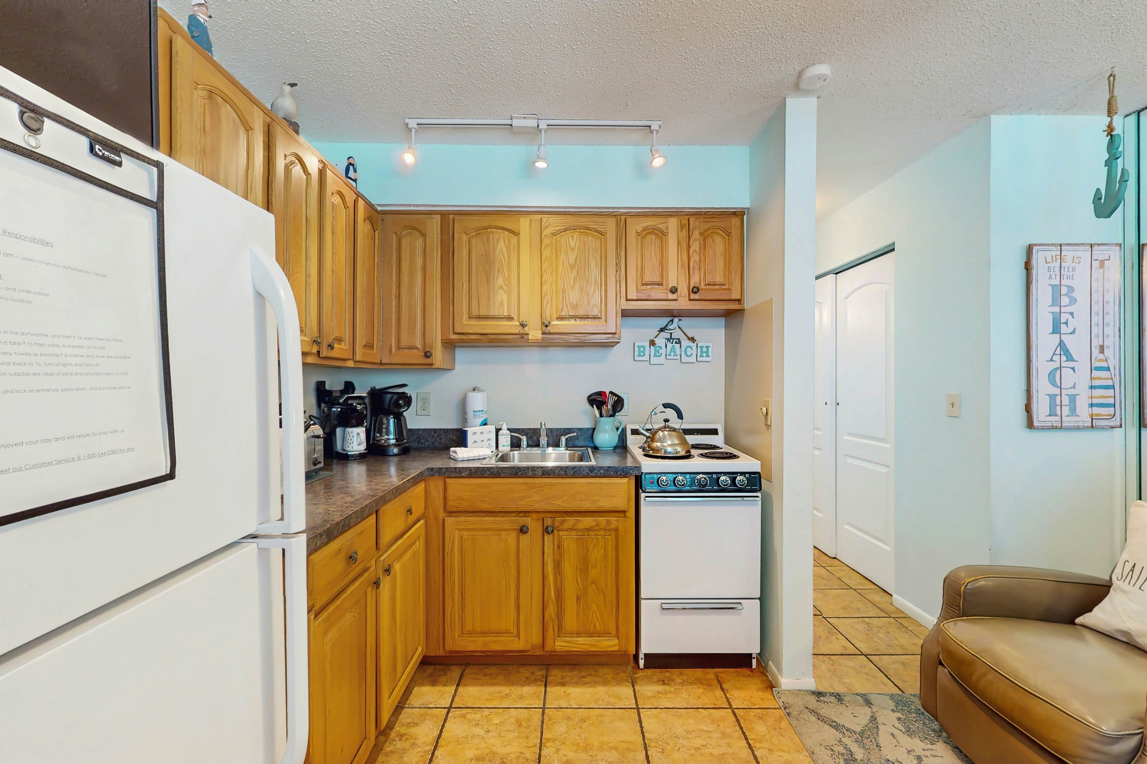 Charming Gulf front condo with views of Belleair Beach, outdoor pool, central AC