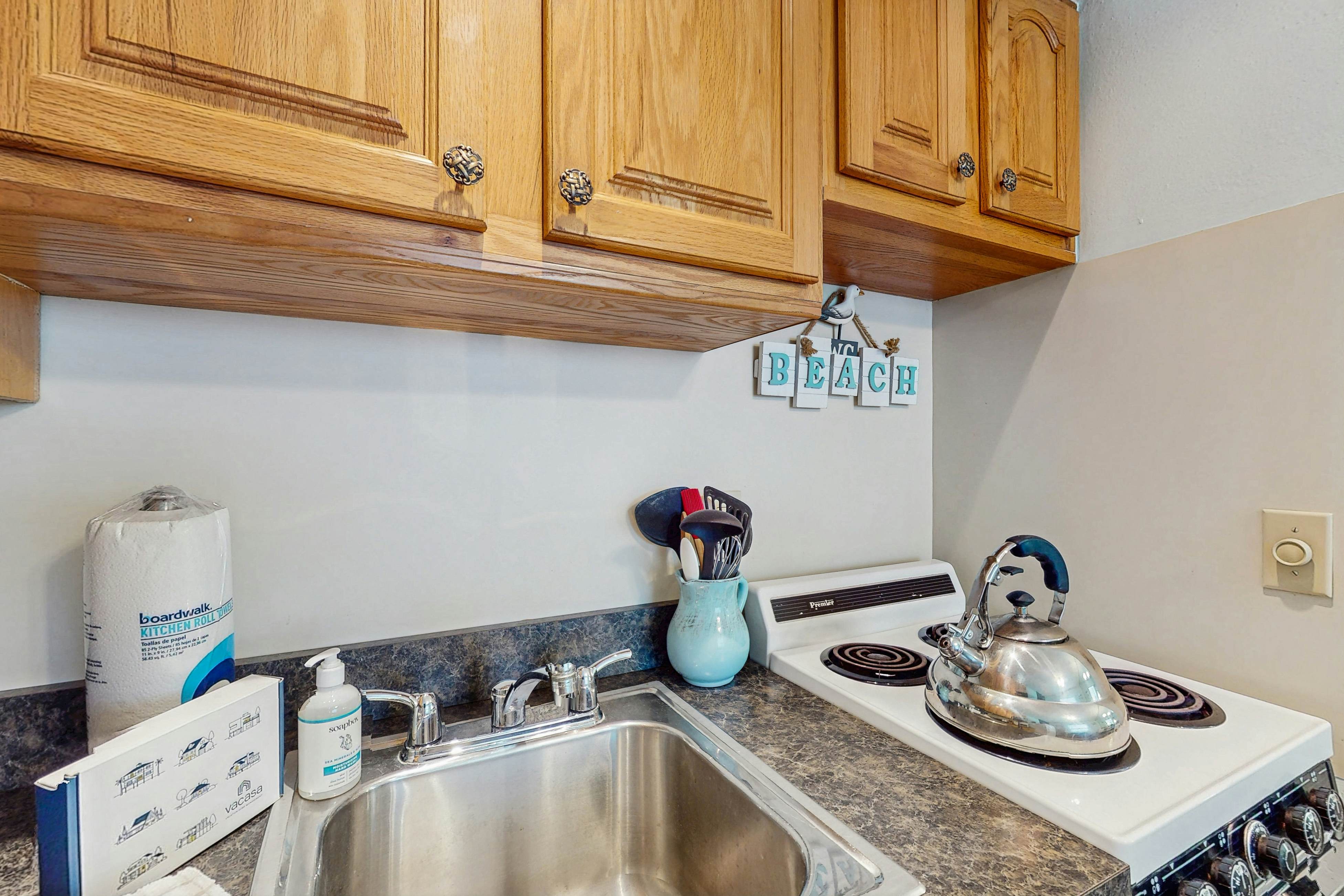 Charming Gulf front condo with views of Belleair Beach, outdoor pool, central AC