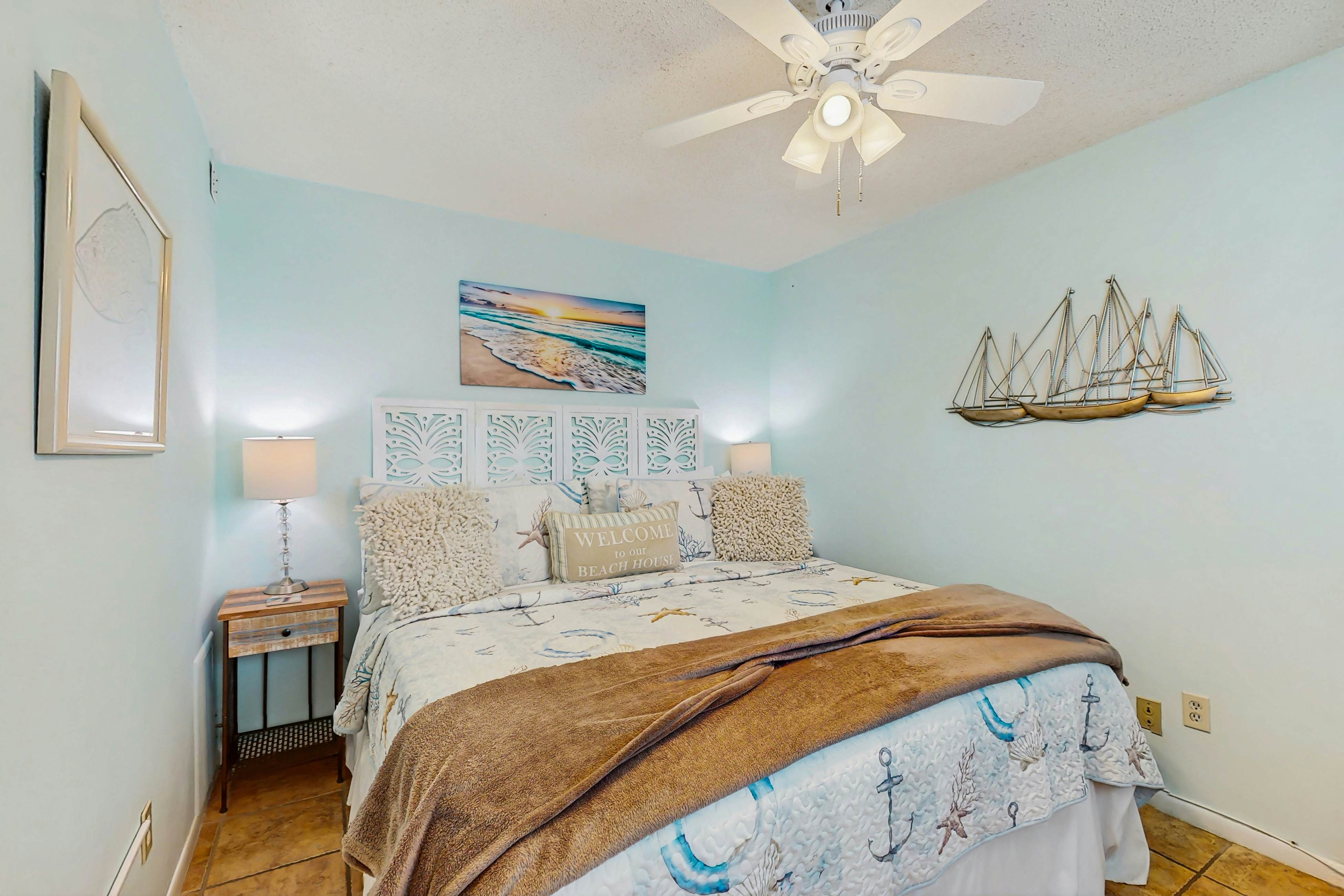 Charming Gulf front condo with views of Belleair Beach, outdoor pool, central AC