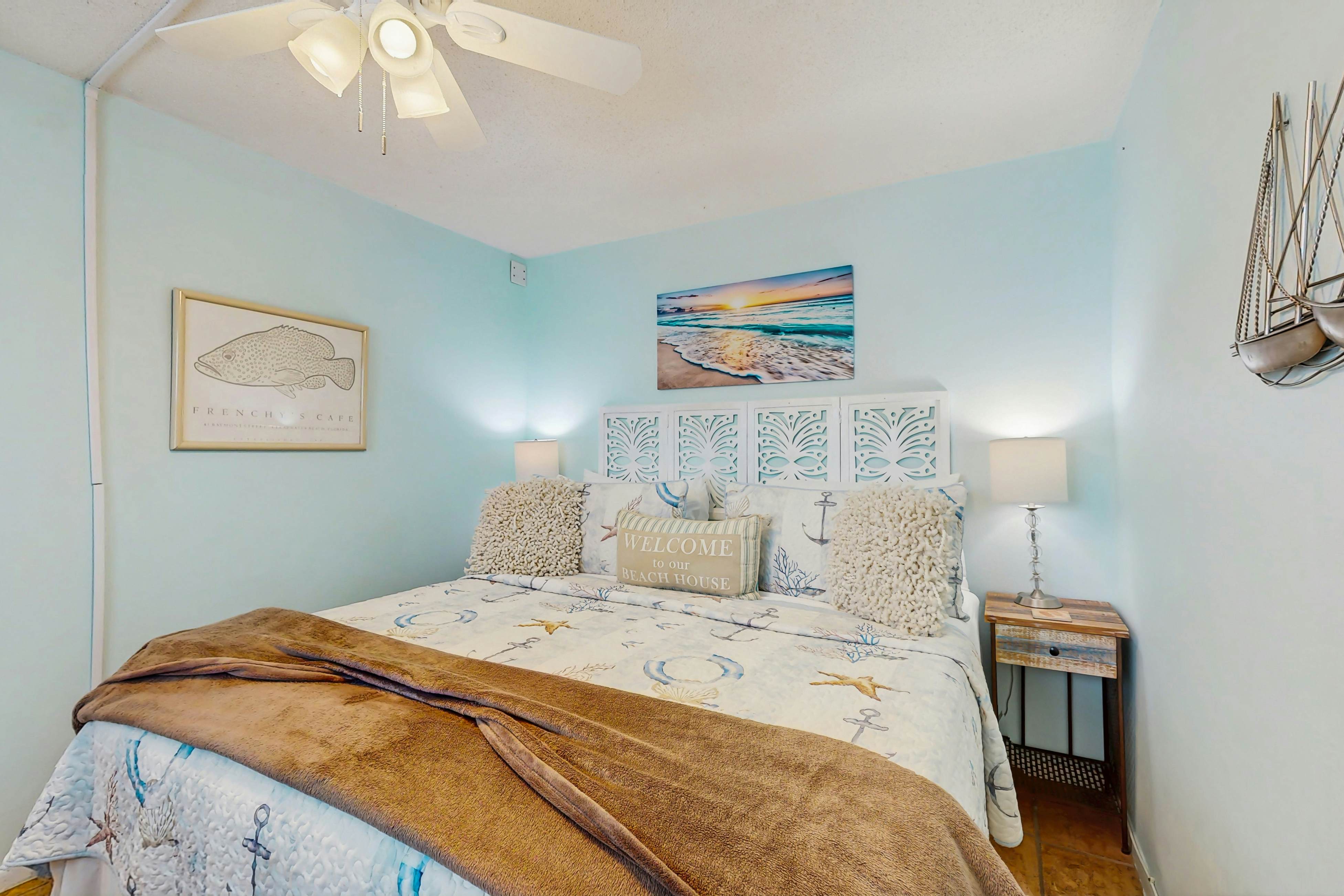 Charming Gulf front condo with views of Belleair Beach, outdoor pool, central AC