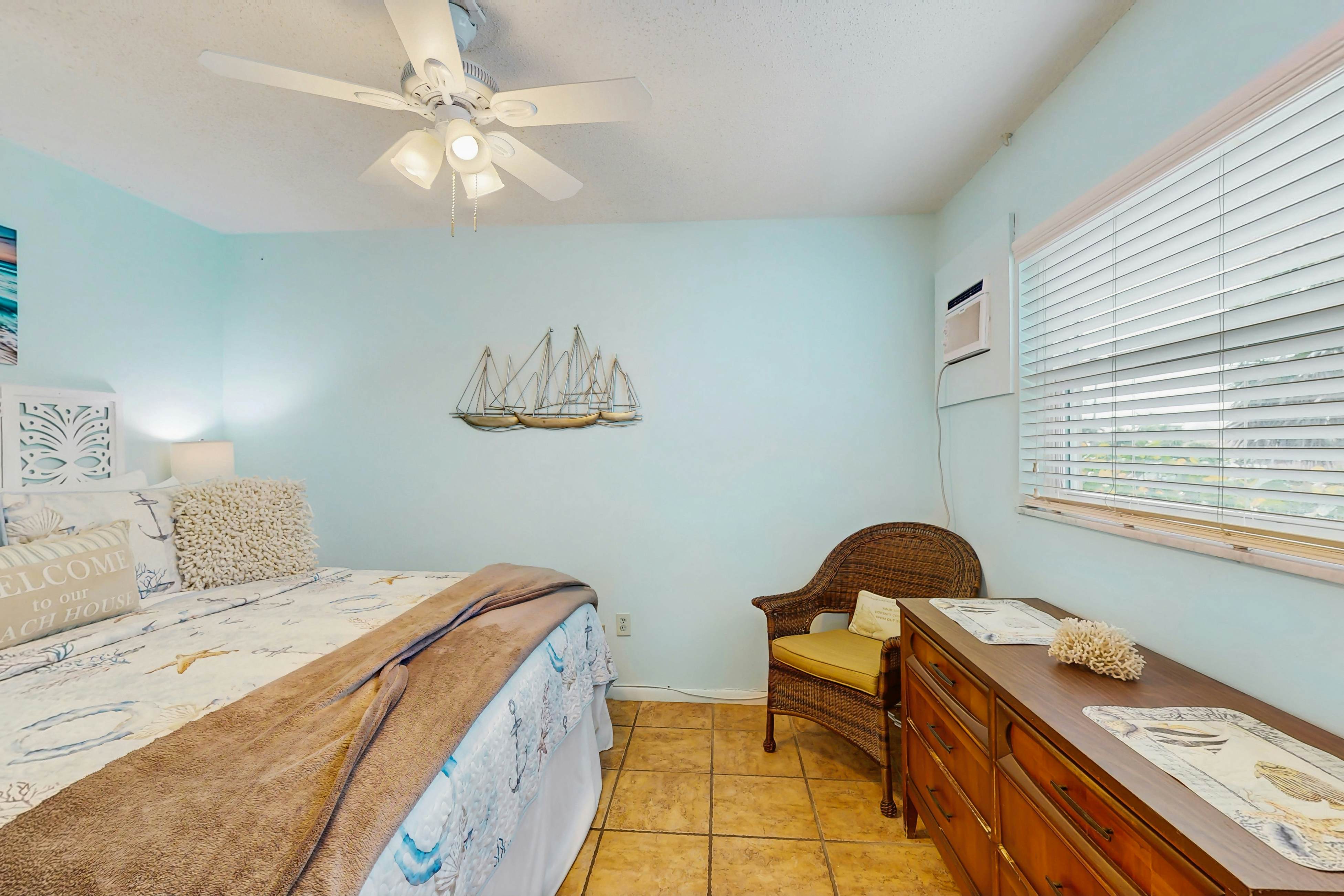 Charming Gulf front condo with views of Belleair Beach, outdoor pool, central AC