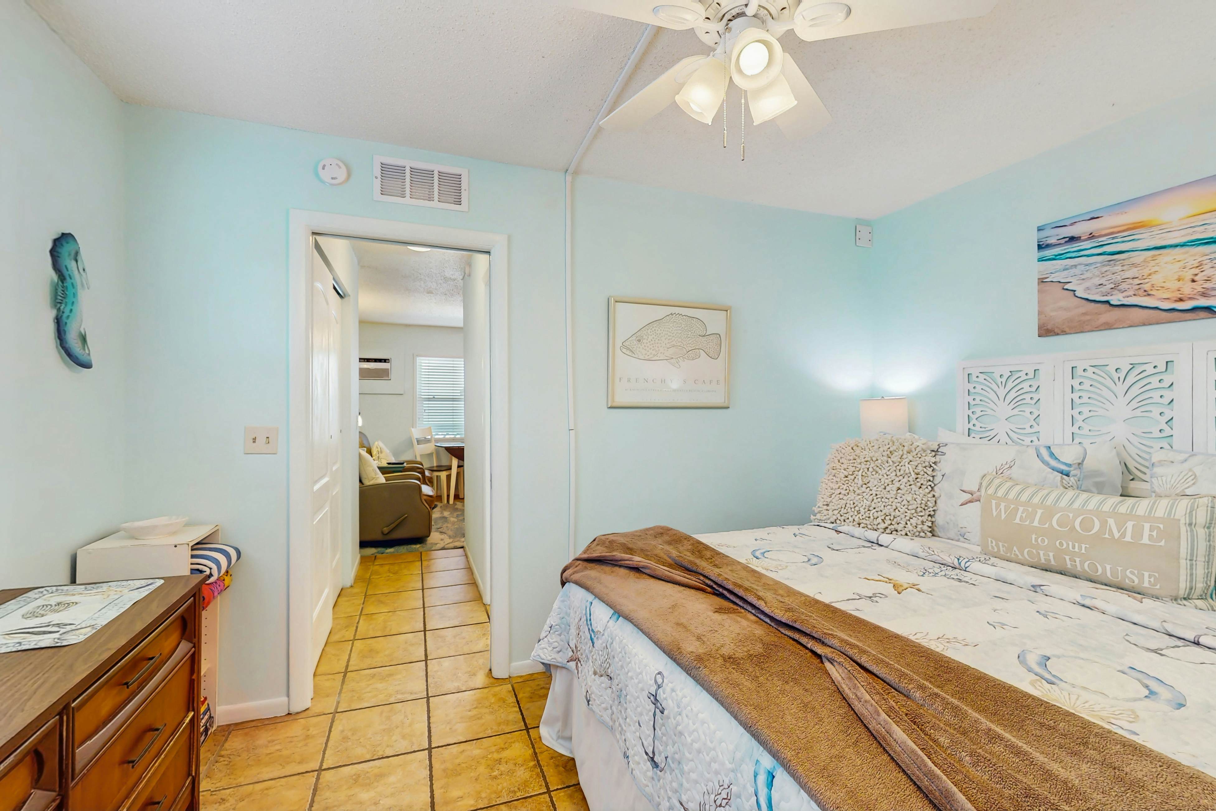 Charming Gulf front condo with views of Belleair Beach, outdoor pool, central AC