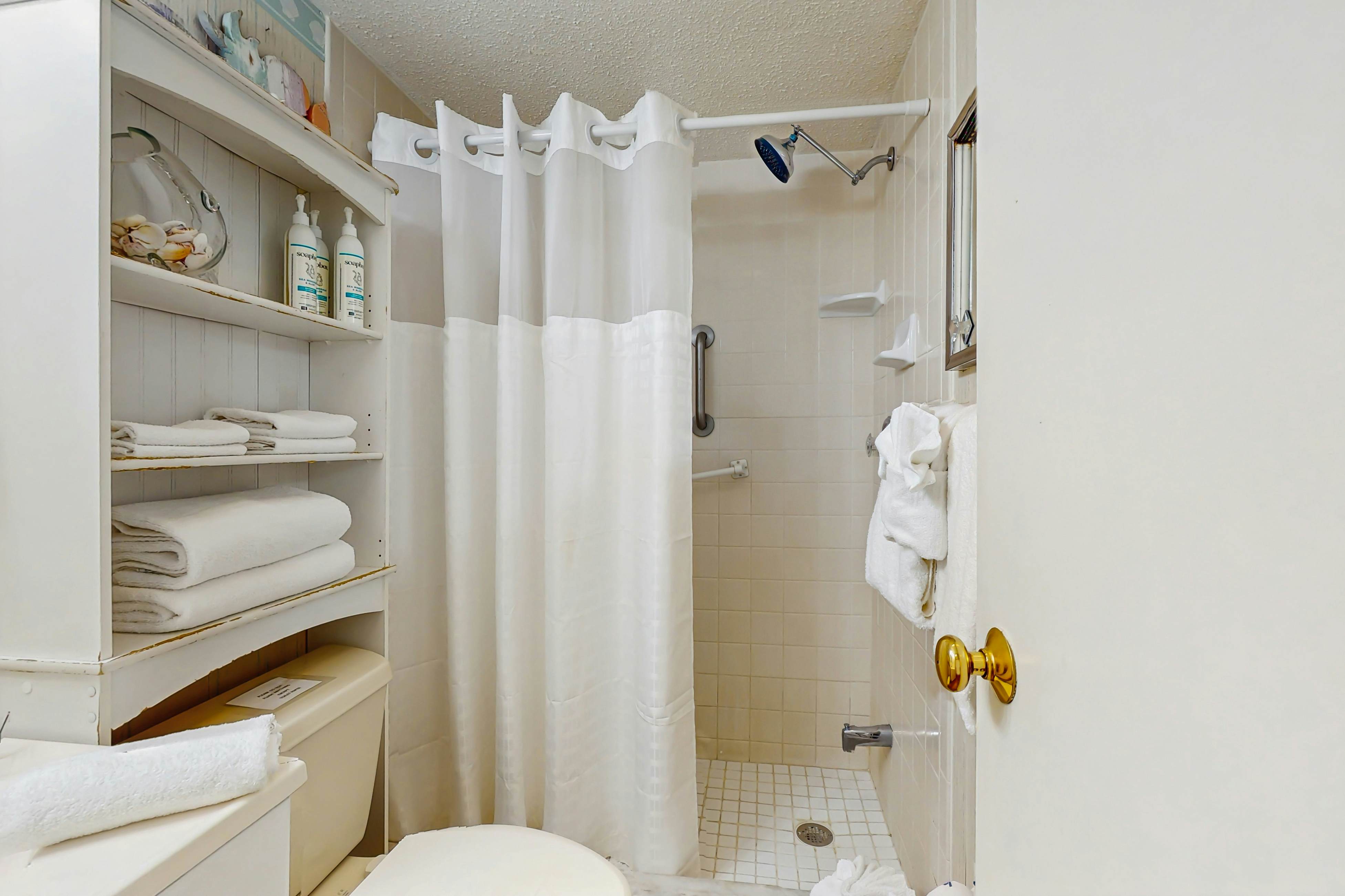 Charming Gulf front condo with views of Belleair Beach, outdoor pool, central AC