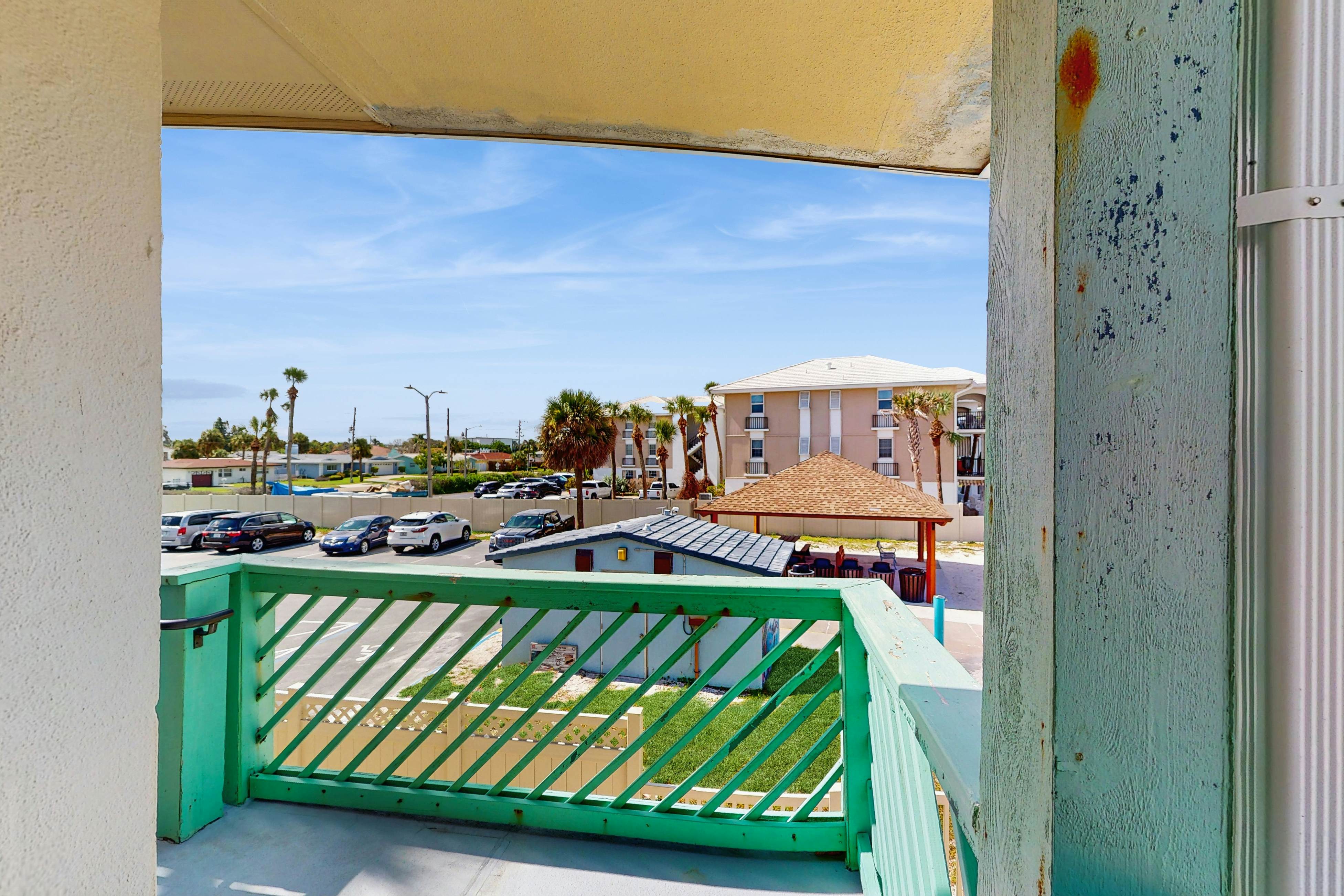 Charming Gulf front condo with views of Belleair Beach, outdoor pool, central AC