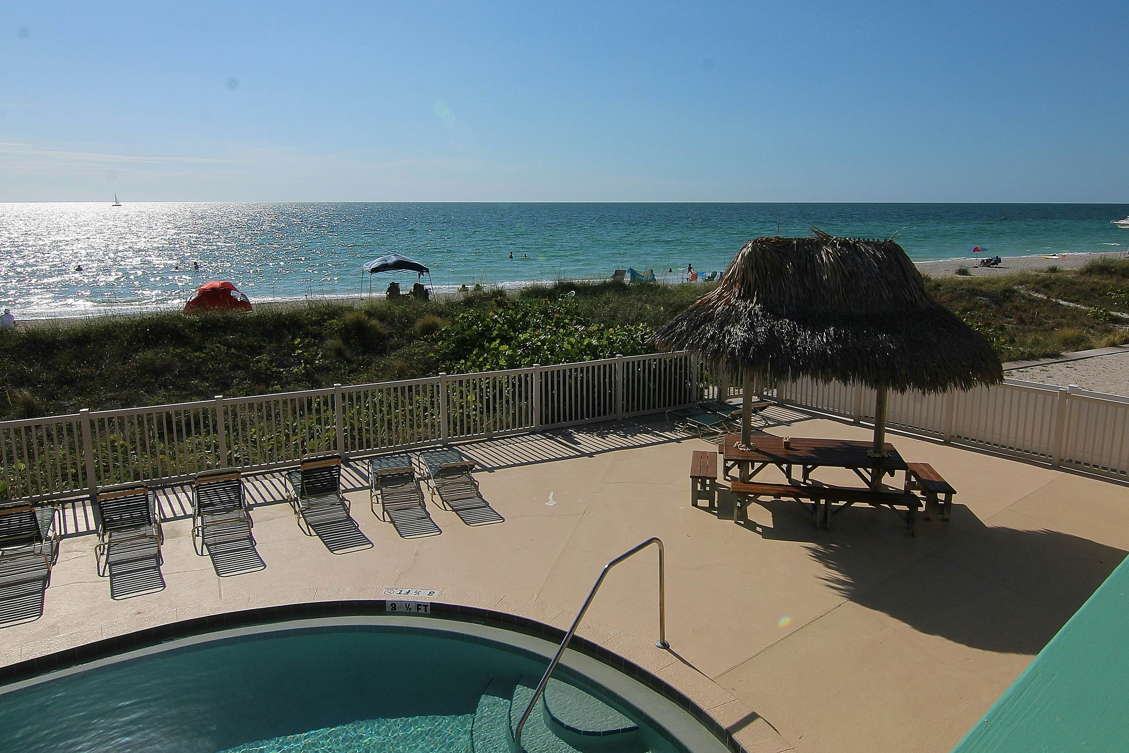 Charming Gulf front condo with views of Belleair Beach, outdoor pool, central AC