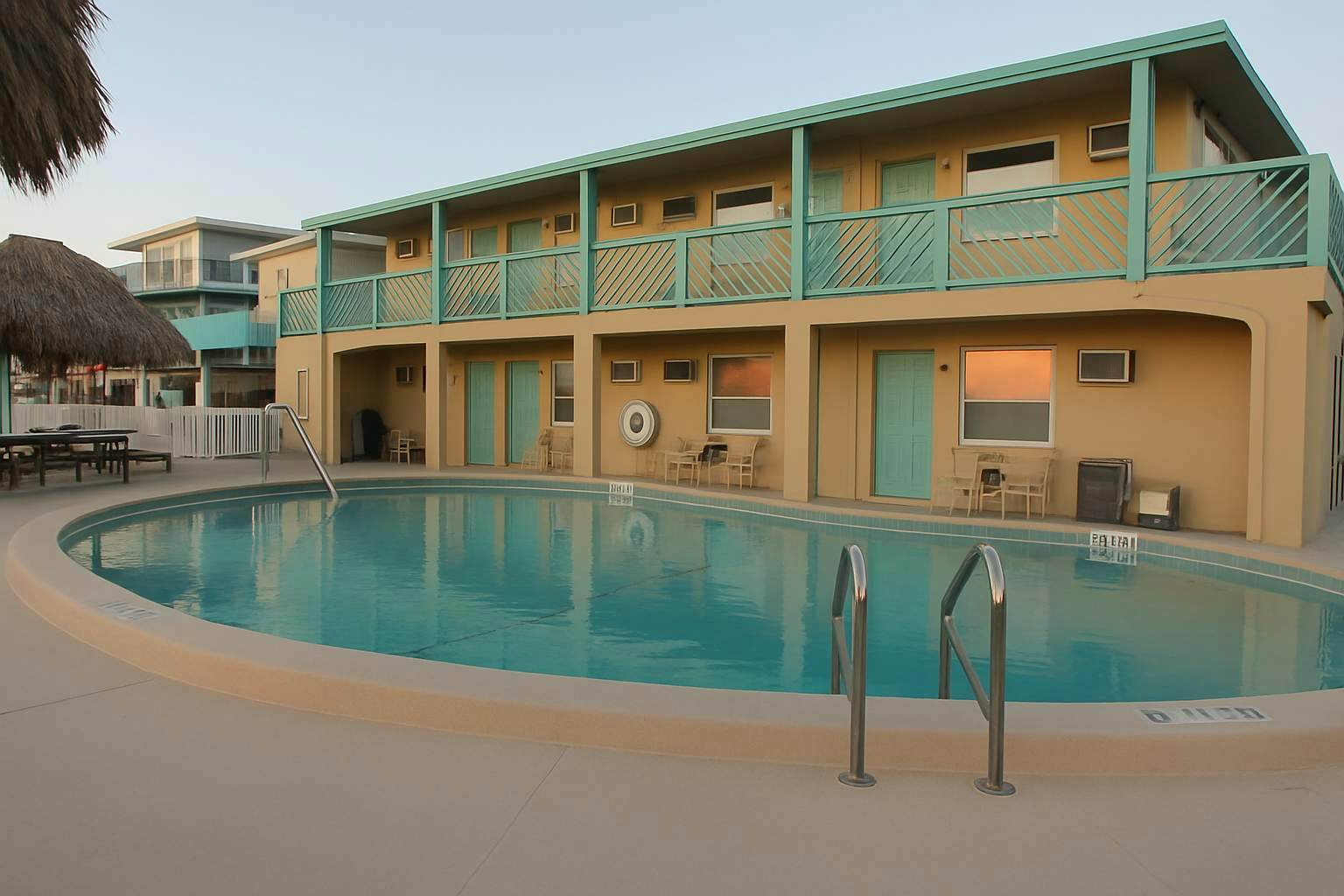 Charming Gulf front condo with views of Belleair Beach, outdoor pool, central AC