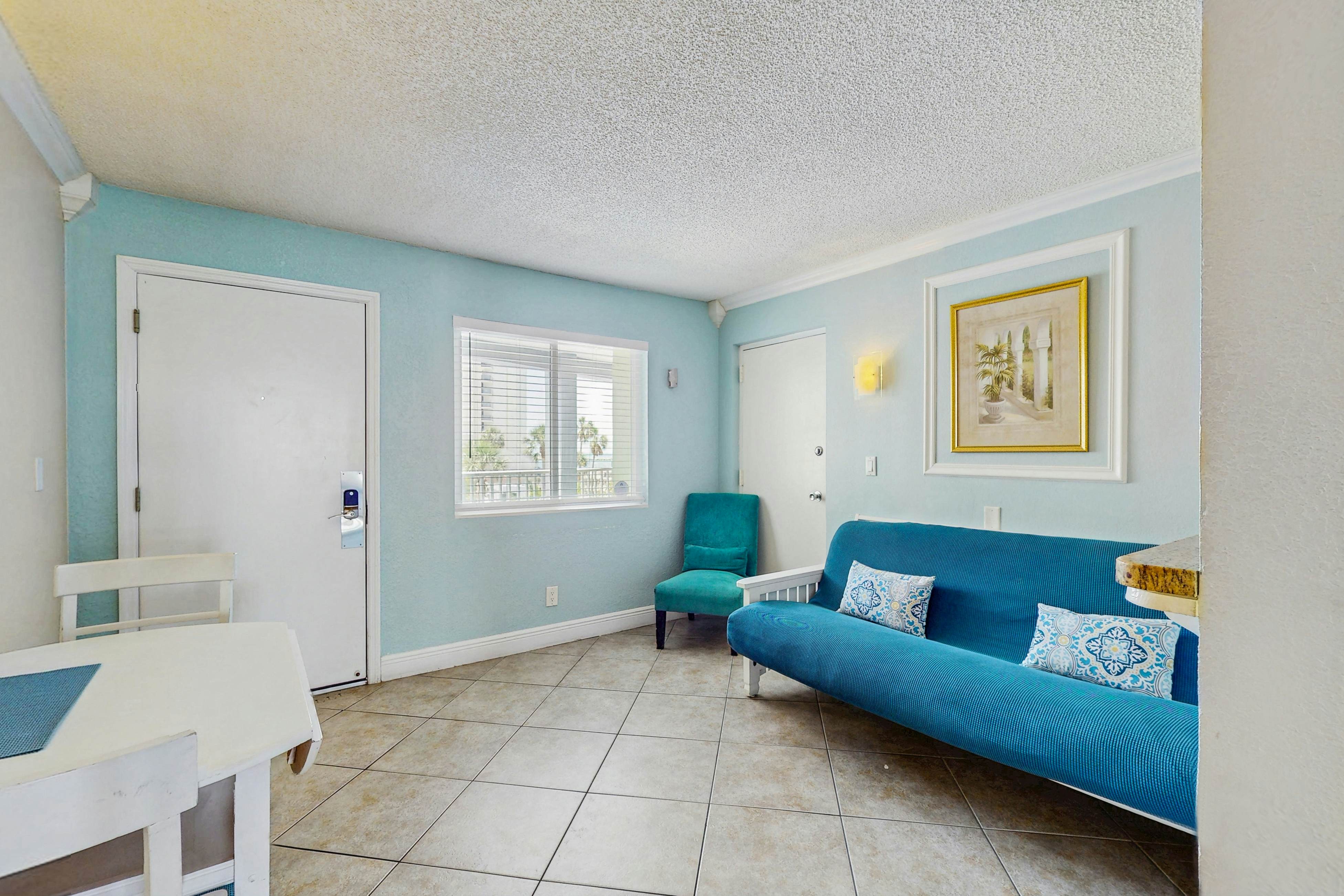 3rd-Floor Studio w/Beach Access, Shared Heated Pool, W/D, Partial AC, Free WiFi