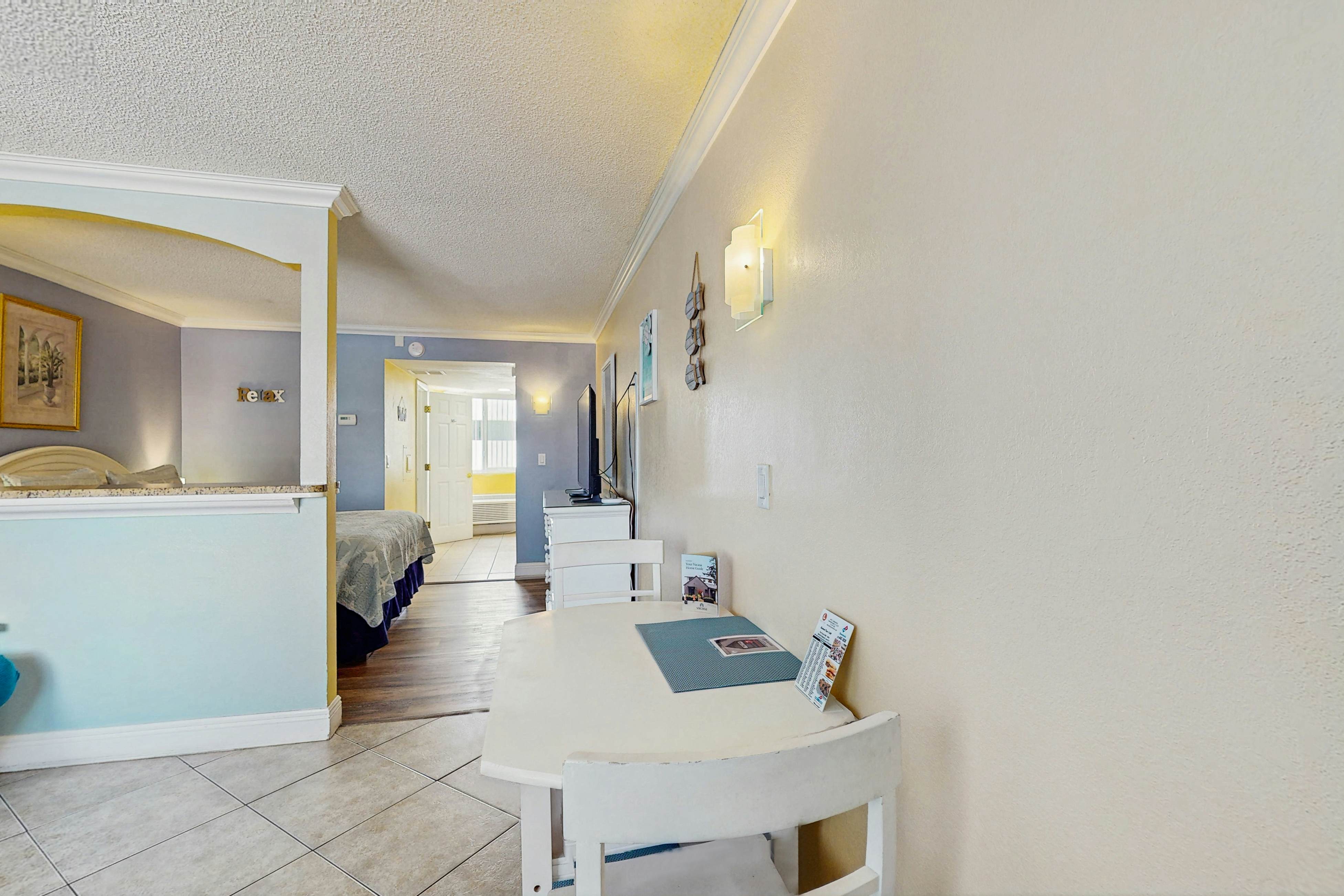 3rd-Floor Studio w/Beach Access, Shared Heated Pool, W/D, Partial AC, Free WiFi