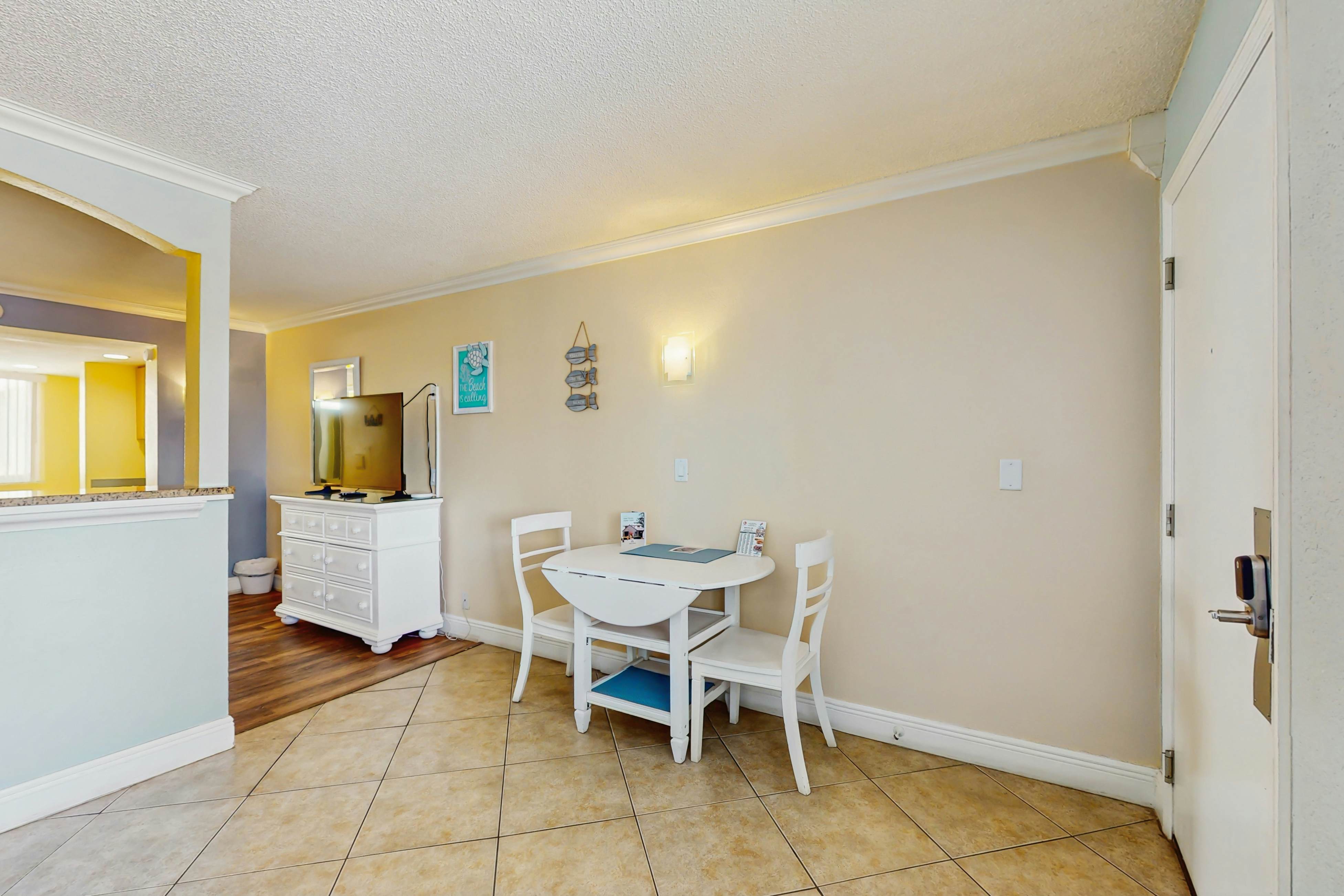 3rd-Floor Studio w/Beach Access, Shared Heated Pool, W/D, Partial AC, Free WiFi