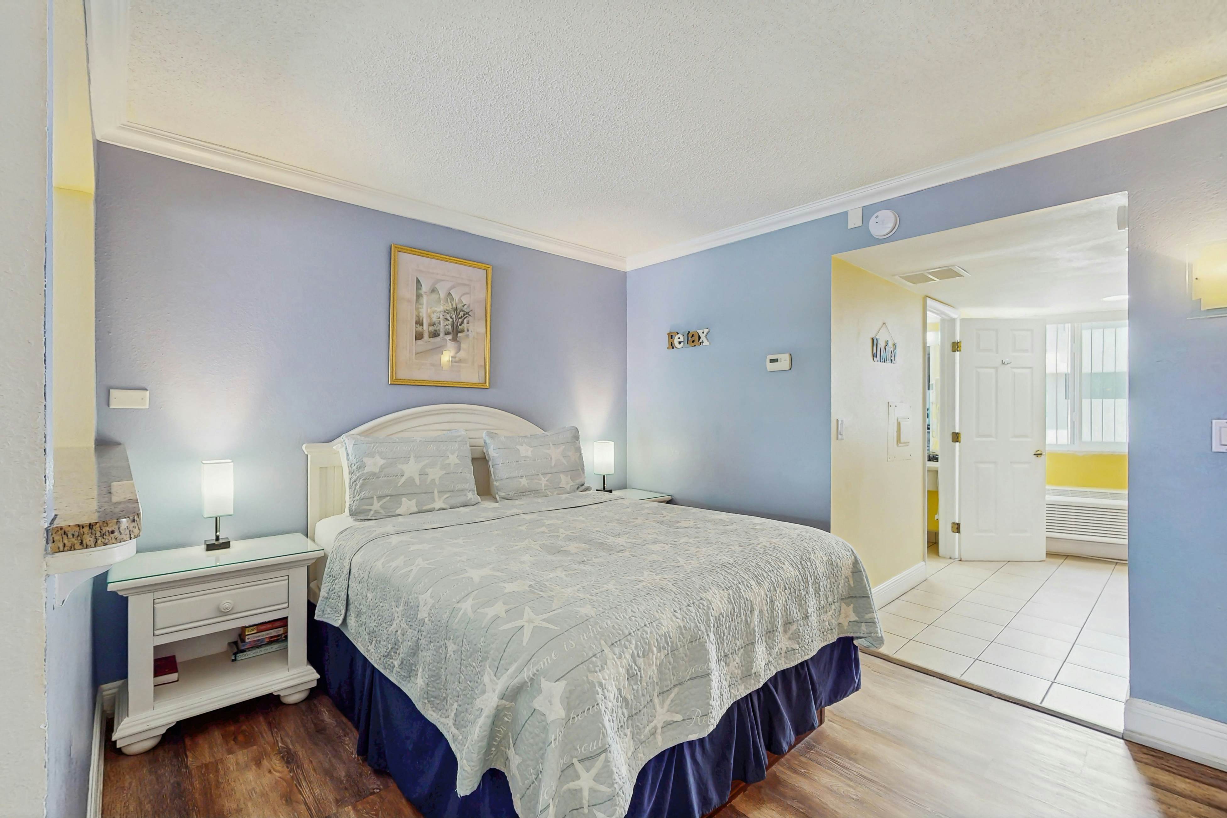 3rd-Floor Studio w/Beach Access, Shared Heated Pool, W/D, Partial AC, Free WiFi