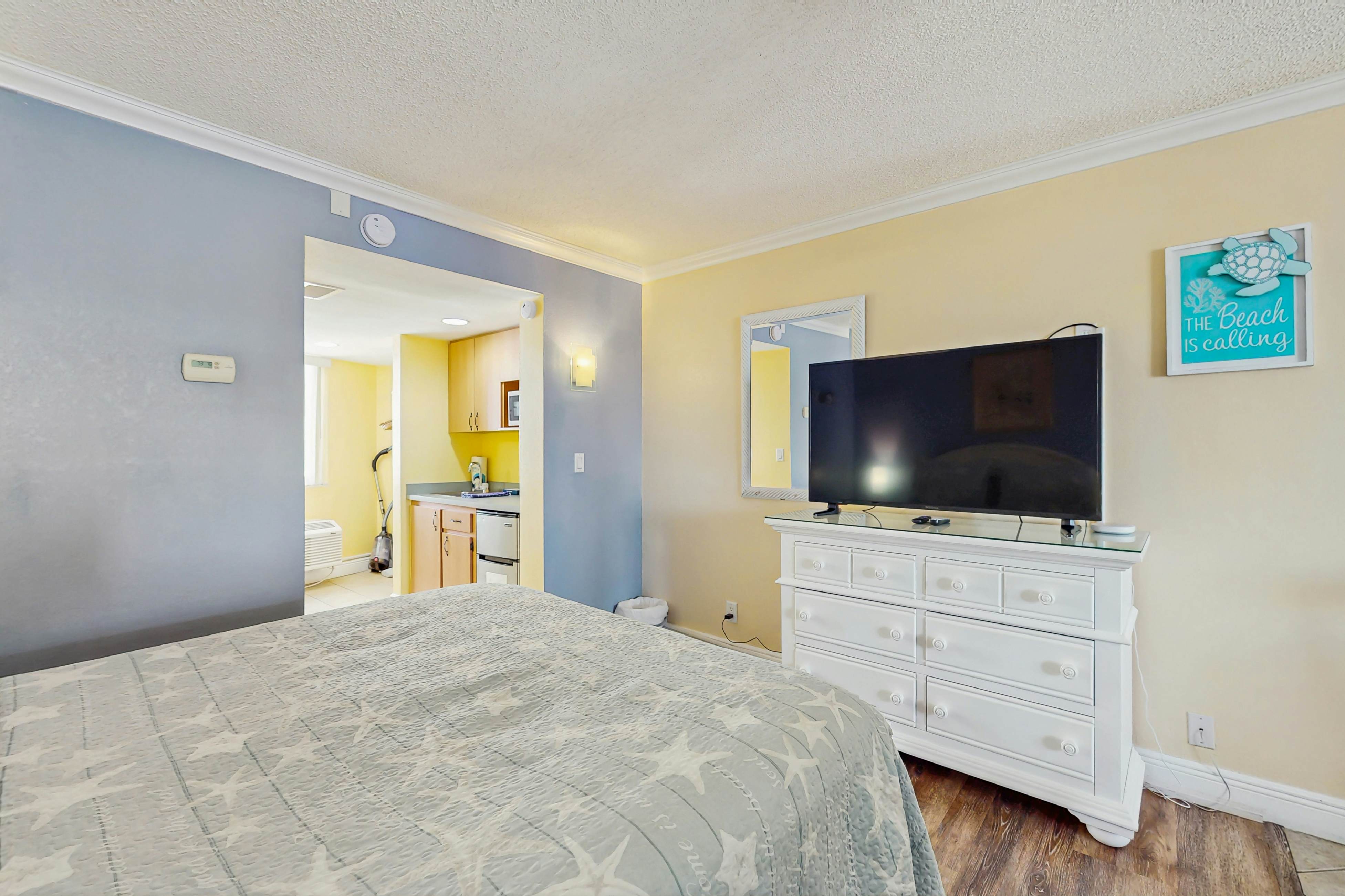 3rd-Floor Studio w/Beach Access, Shared Heated Pool, W/D, Partial AC, Free WiFi