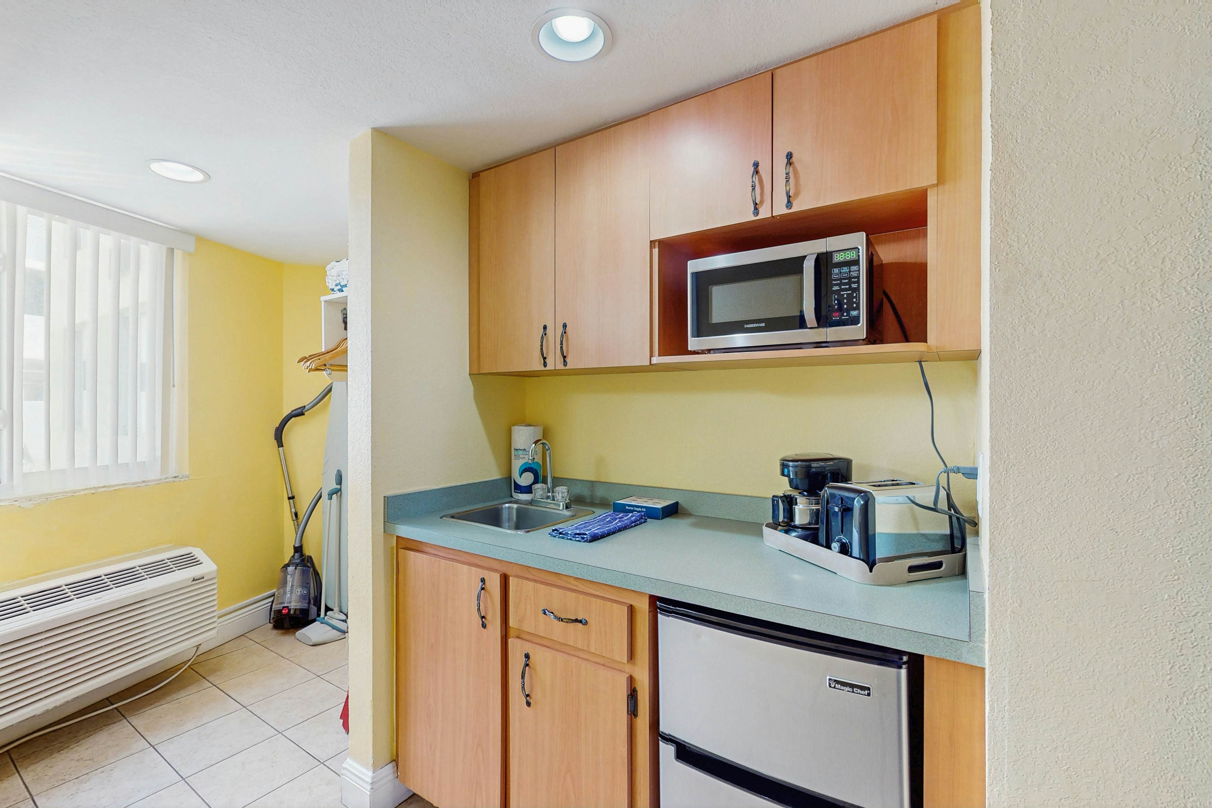 3rd-Floor Studio w/Beach Access, Shared Heated Pool, W/D, Partial AC, Free WiFi