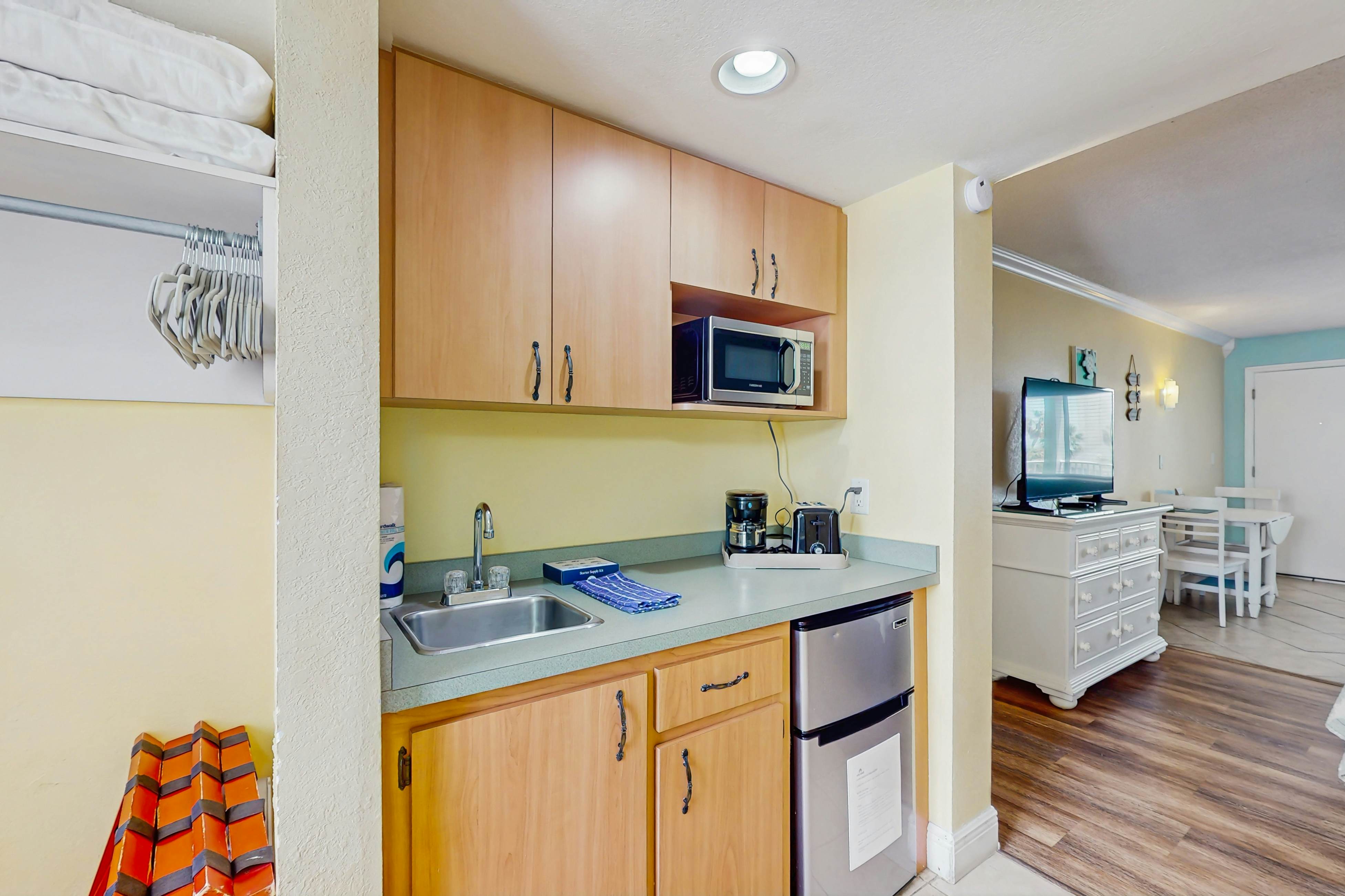 3rd-Floor Studio w/Beach Access, Shared Heated Pool, W/D, Partial AC, Free WiFi