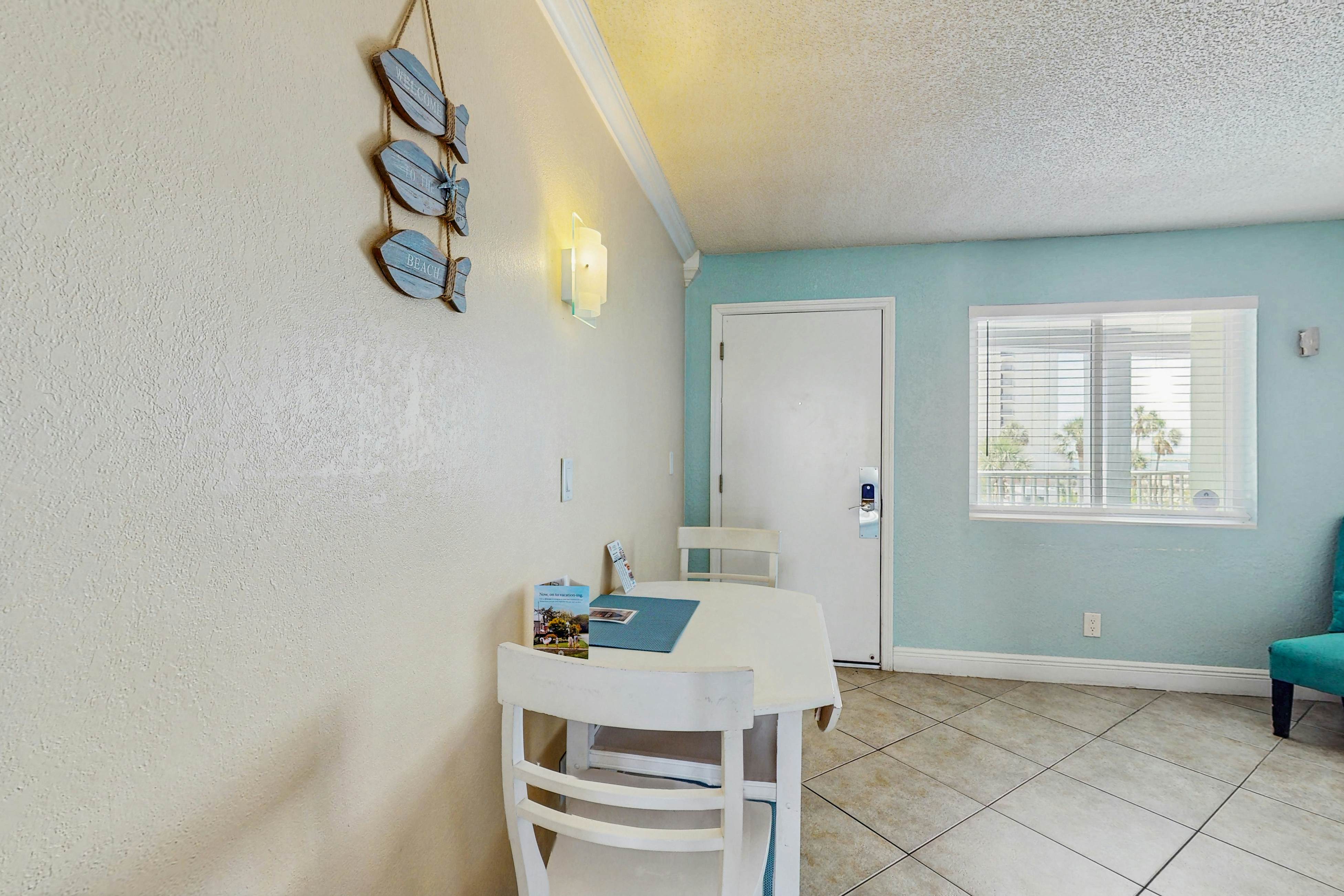 3rd-Floor Studio w/Beach Access, Shared Heated Pool, W/D, Partial AC, Free WiFi
