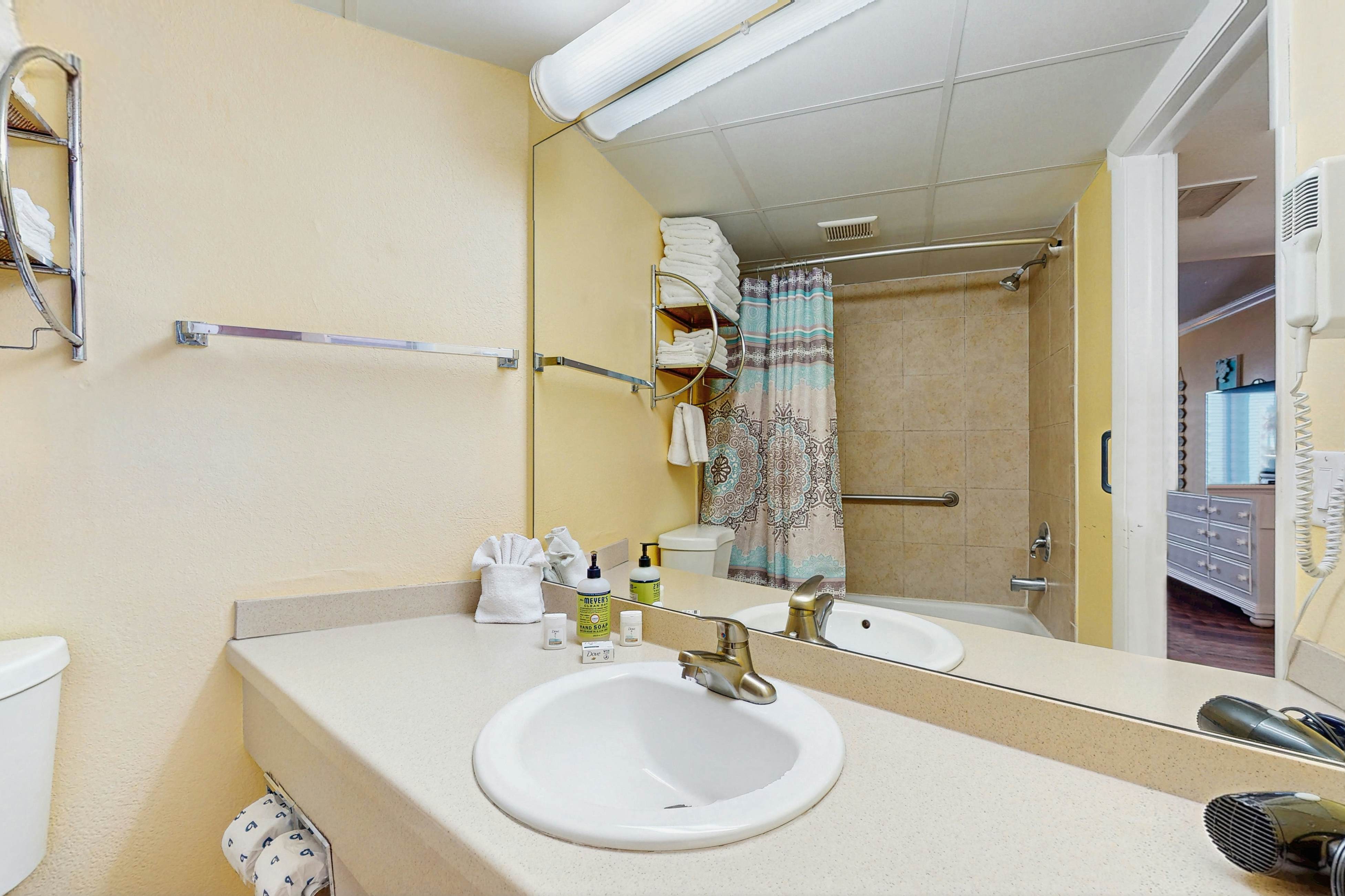 3rd-Floor Studio w/Beach Access, Shared Heated Pool, W/D, Partial AC, Free WiFi