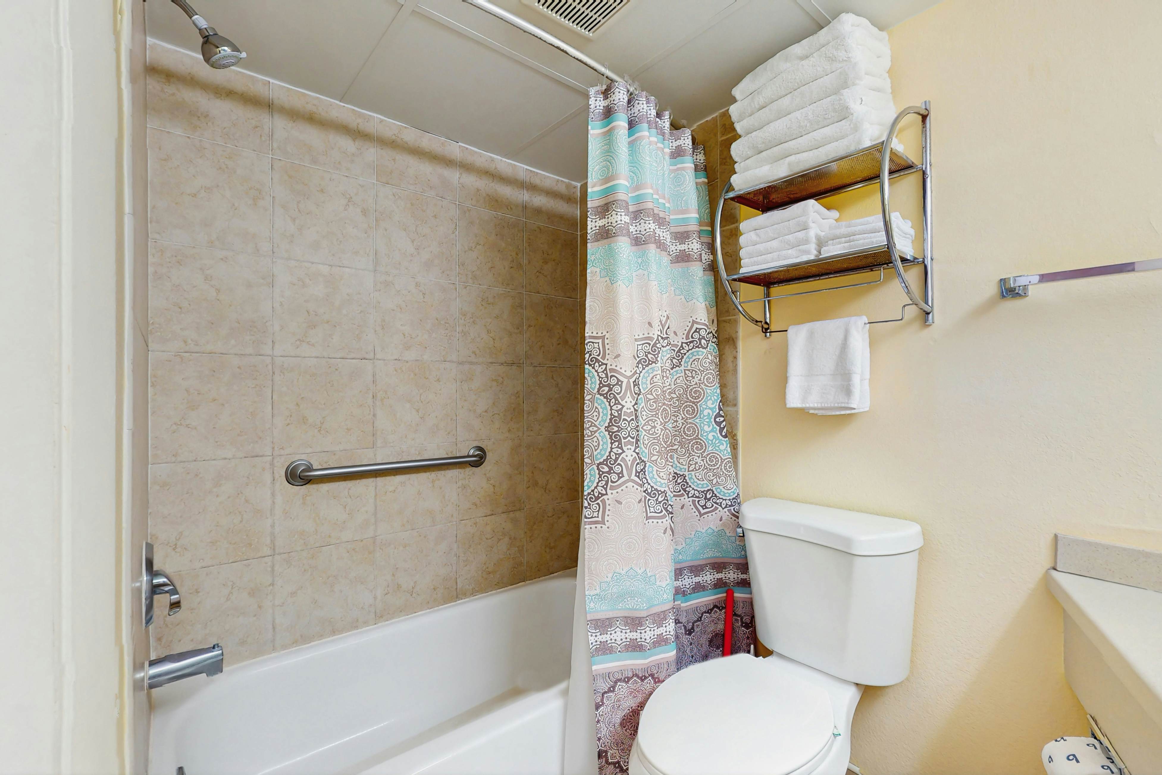 3rd-Floor Studio w/Beach Access, Shared Heated Pool, W/D, Partial AC, Free WiFi