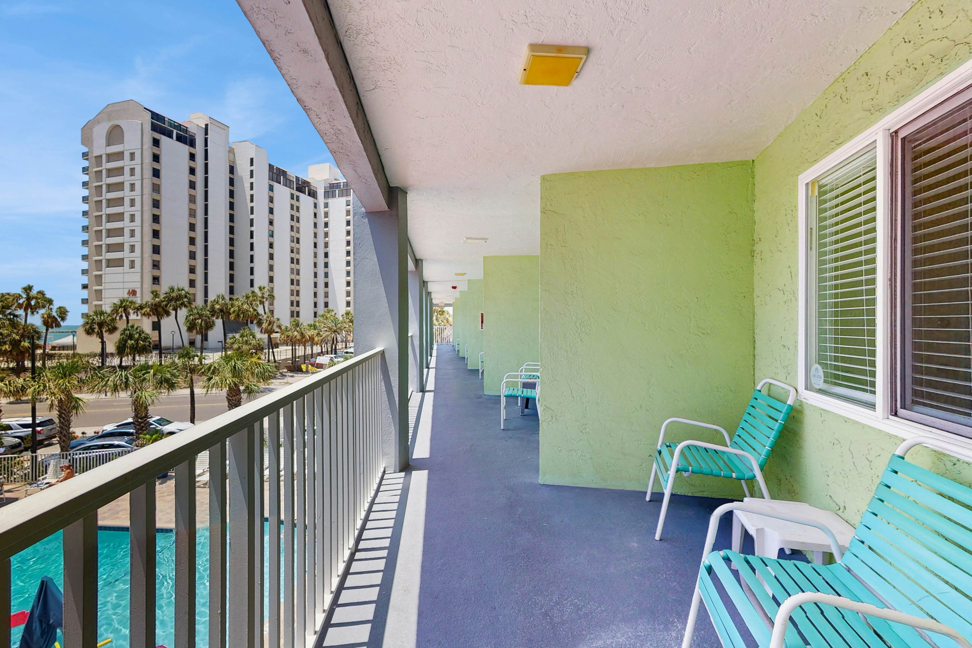 3rd-Floor Studio w/Beach Access, Shared Heated Pool, W/D, Partial AC, Free WiFi