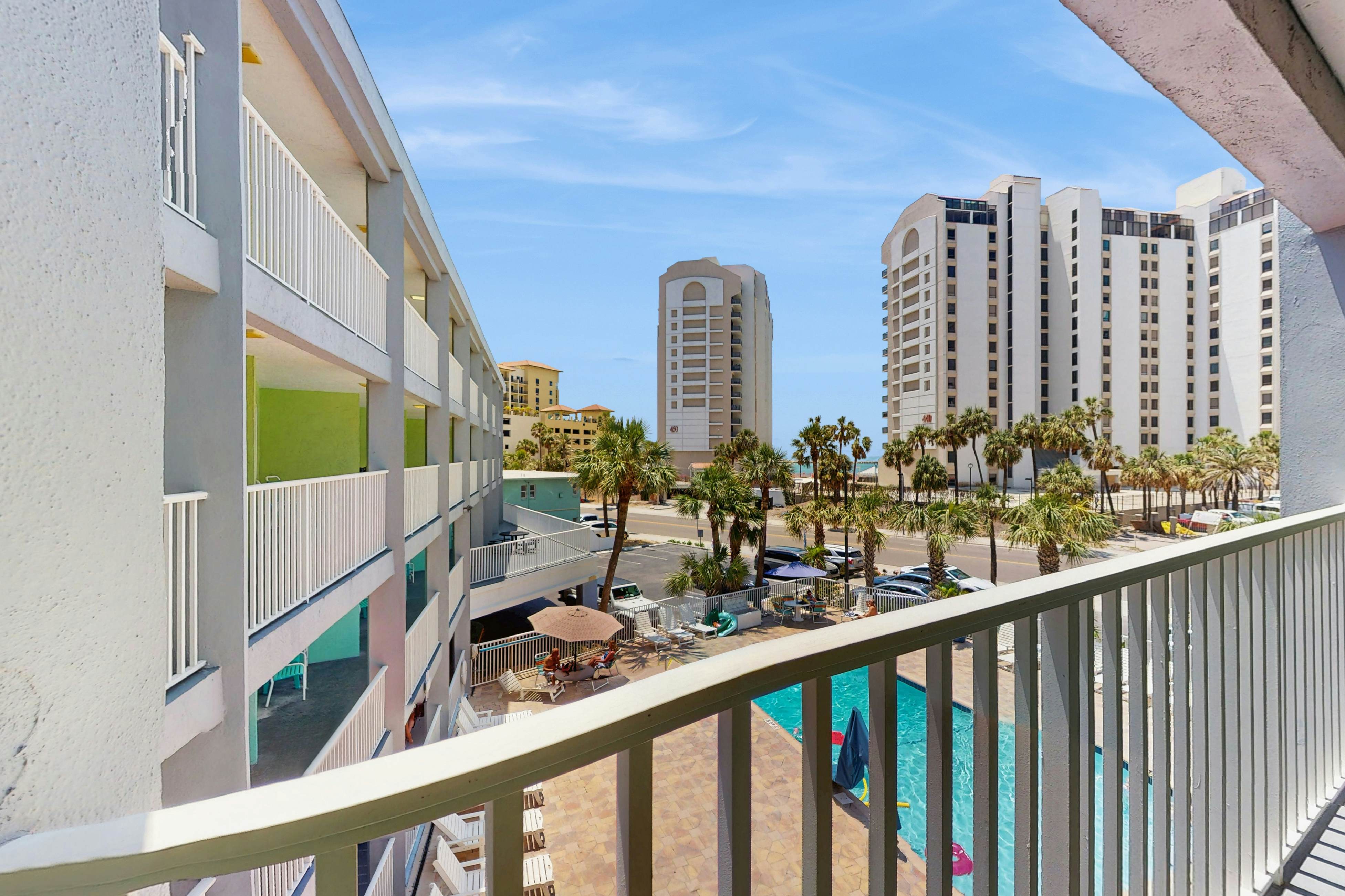 3rd-Floor Studio w/Beach Access, Shared Heated Pool, W/D, Partial AC, Free WiFi