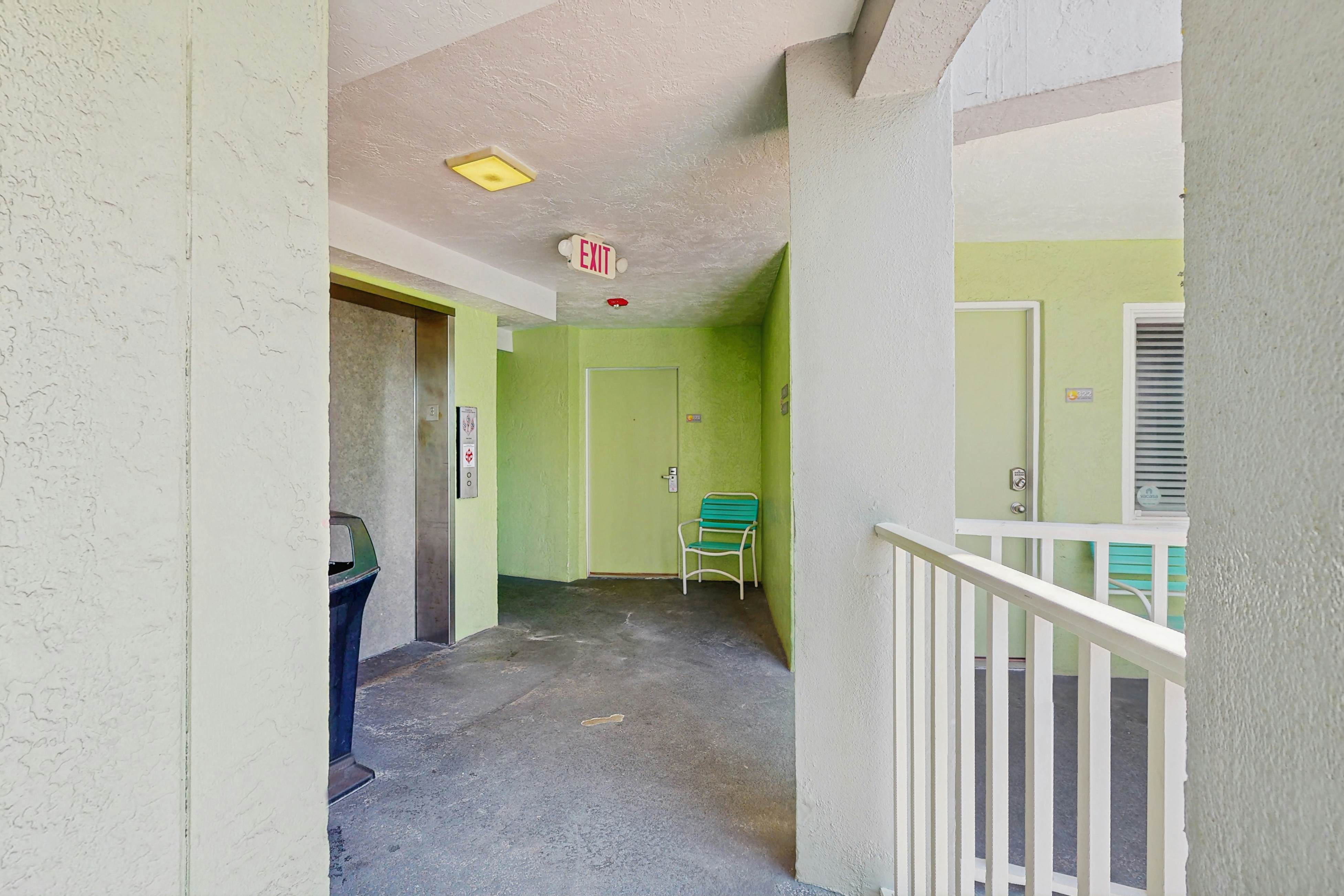 3rd-Floor Studio w/Beach Access, Shared Heated Pool, W/D, Partial AC, Free WiFi